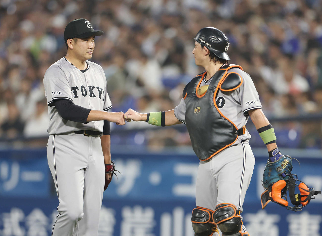 DeNA対巨人　2回裏を無失点に抑え巨人小林（右）とグータッチする菅野（撮影・宮地輝）