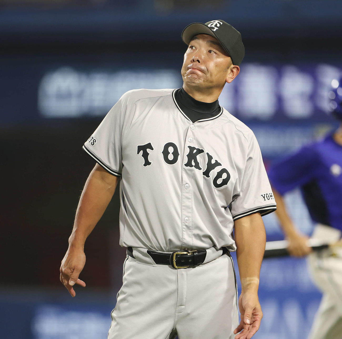 DeNA対巨人　7回裏、選手交代を告げ浮かない表情の巨人阿部監督（撮影・宮地輝）