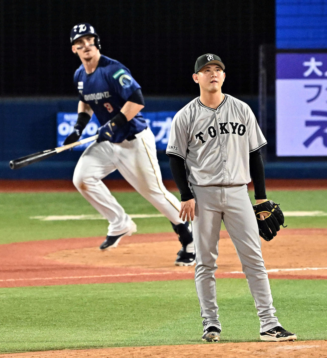 DeNA対巨人　11回裏DeNA無死、オースティン（後方）にサヨナラ本塁打を許す平内（撮影・滝沢徹郎）