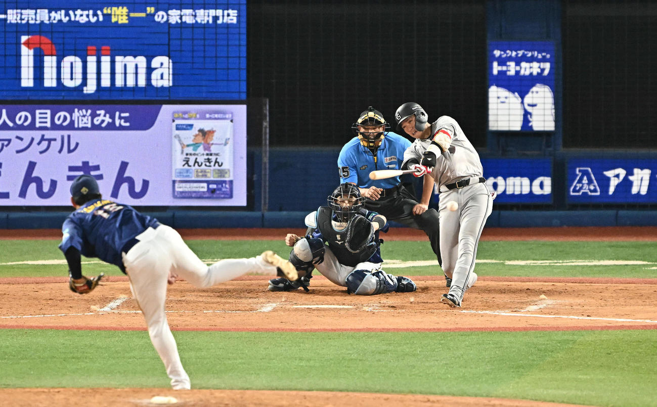 DeNA対巨人　8回表巨人2死一塁、坂本は左翼に適時二塁打を放つ。投手山崎（撮影・滝沢徹郎）