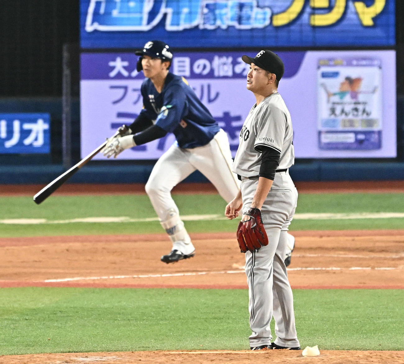 DeNA対巨人　6回裏DeNA無死、梶原（後方）に先制ソロ本塁打を許す菅野（撮影・滝沢徹郎）