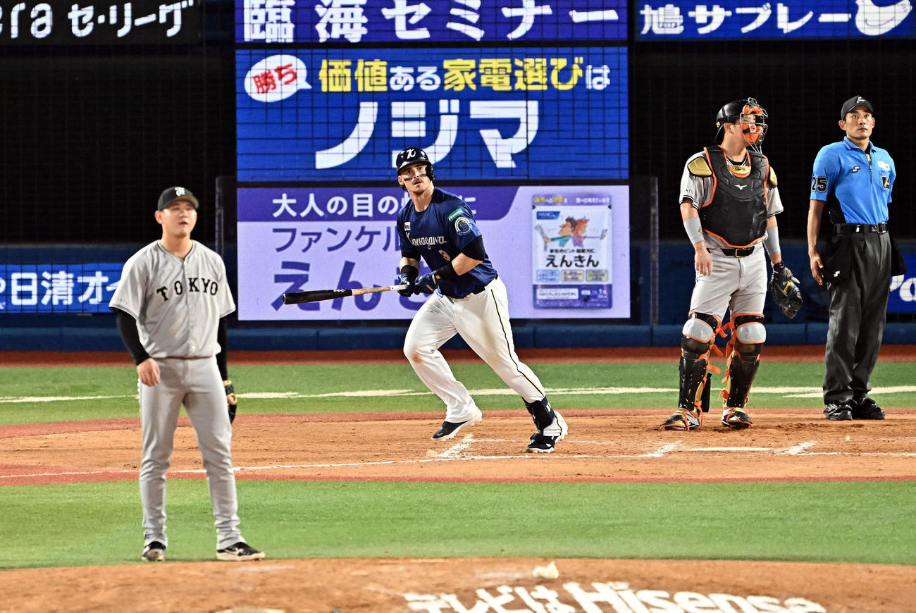 DeNA対巨人　11回裏DeNA無死、オースティンは左中間へサヨナラ本塁打を放つ。投手平内（撮影・滝沢徹郎）