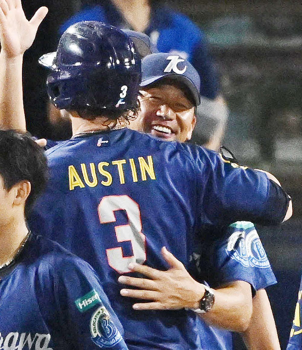 DeNA対巨人　11回裏DeNA無死、サヨナラ本塁打を放ったオースティン（手前）と抱き合って喜ぶ三浦監督（撮影・滝沢徹郎）