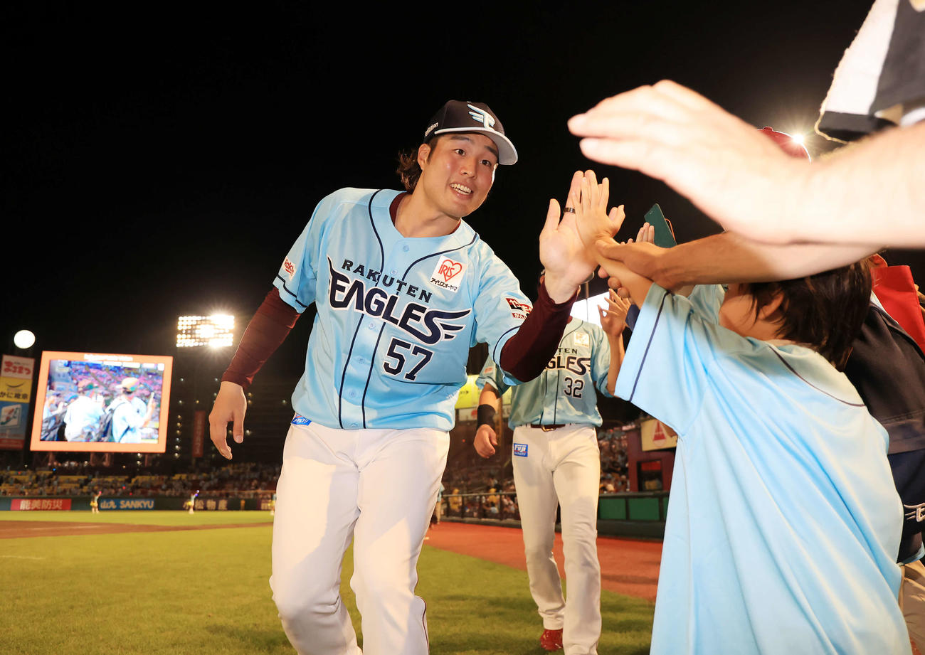 楽天対西武　快勝に笑顔でファンとハイタッチする楽天滝中（撮影・浅見桂子）