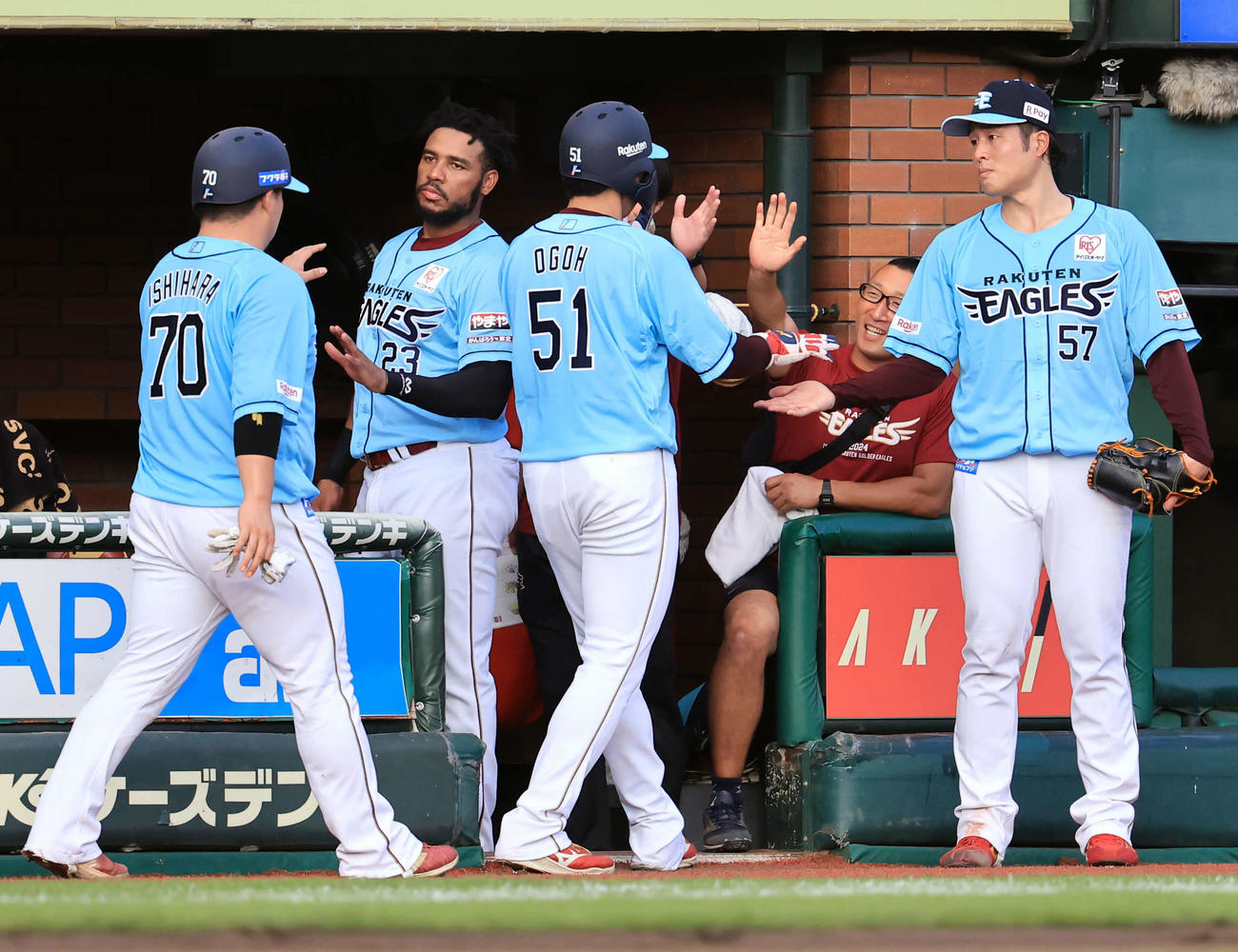 楽天対西武　2回裏楽天1死満塁、小深田の右越え2点適時二塁打で生還した」小郷（中央）らを迎える滝中（右）（撮影・浅見桂子）