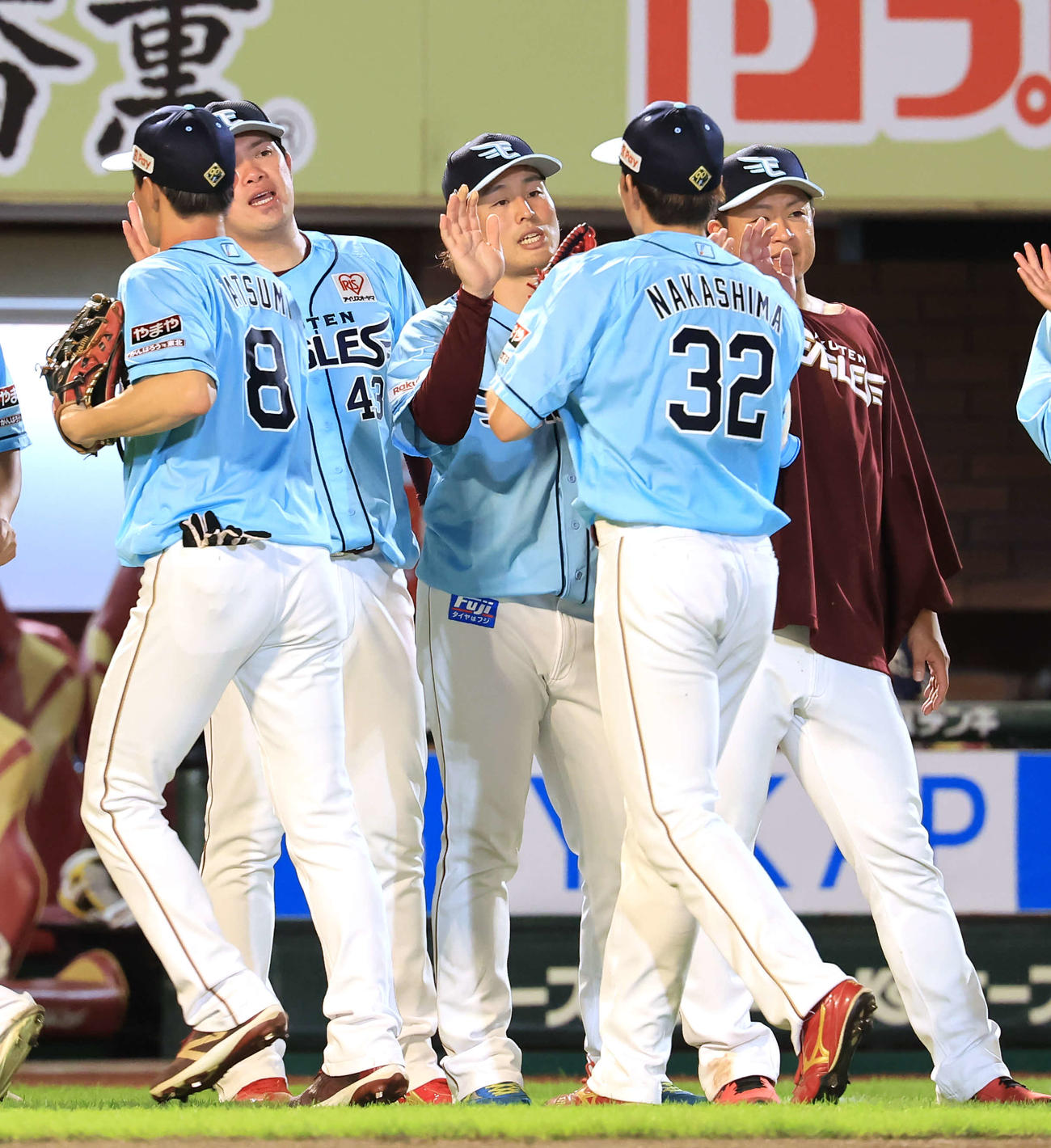 楽天対西武　楽天快勝で、笑顔で中島（手前右）らナインを迎える滝中（中央）（撮影・浅見桂子）