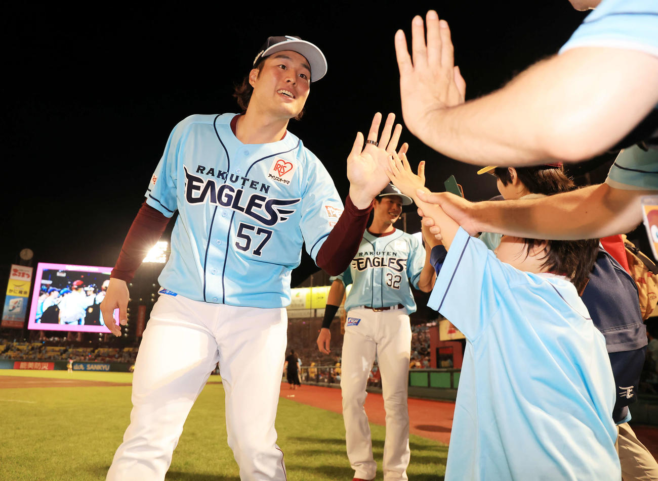 楽天対西武　快勝に笑顔でファンとハイタッチする楽天滝中（撮影・浅見桂子）