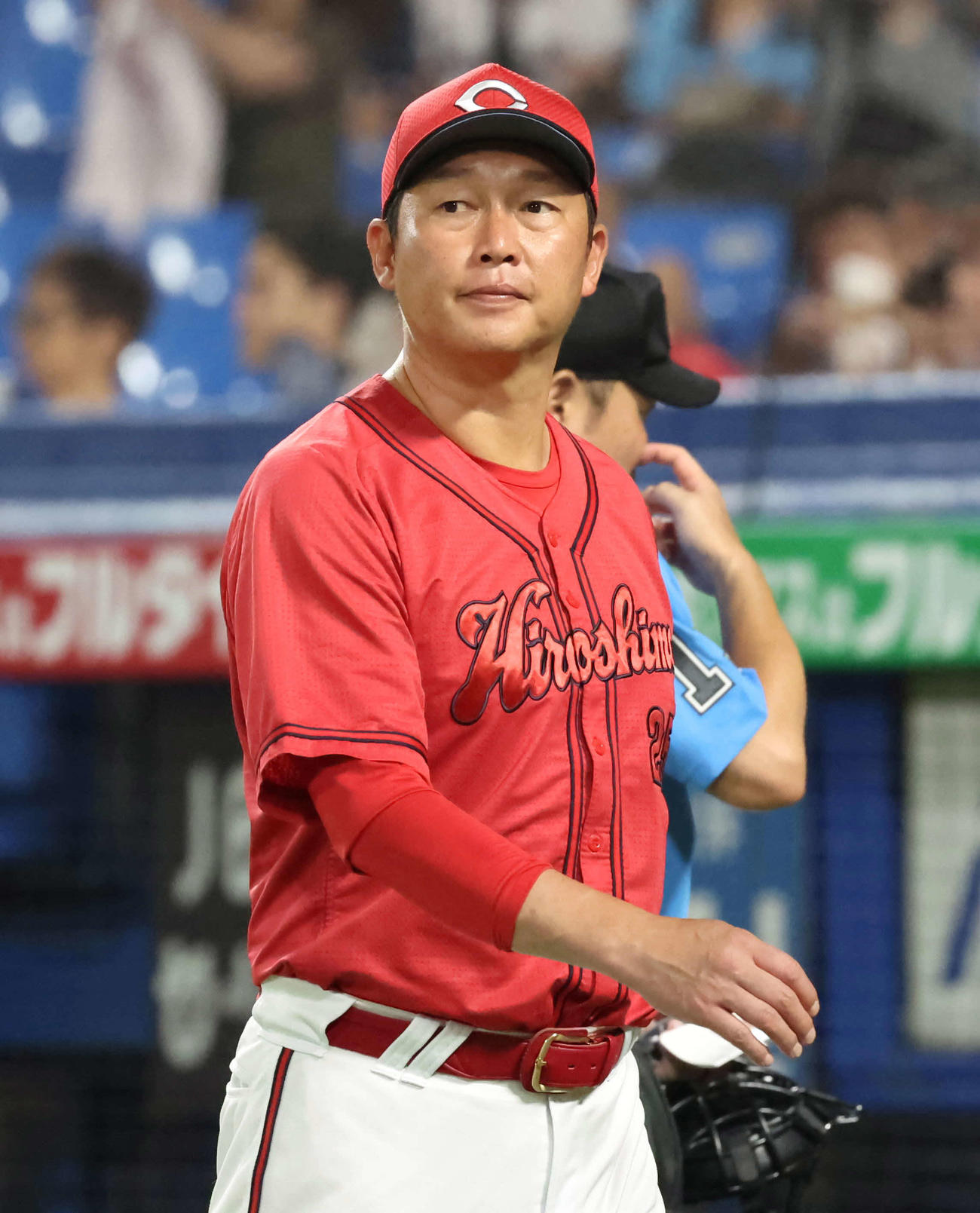 ヤクルト対広島　9回、選手の交代を告げた広島新井監督（撮影・丹羽敏通）