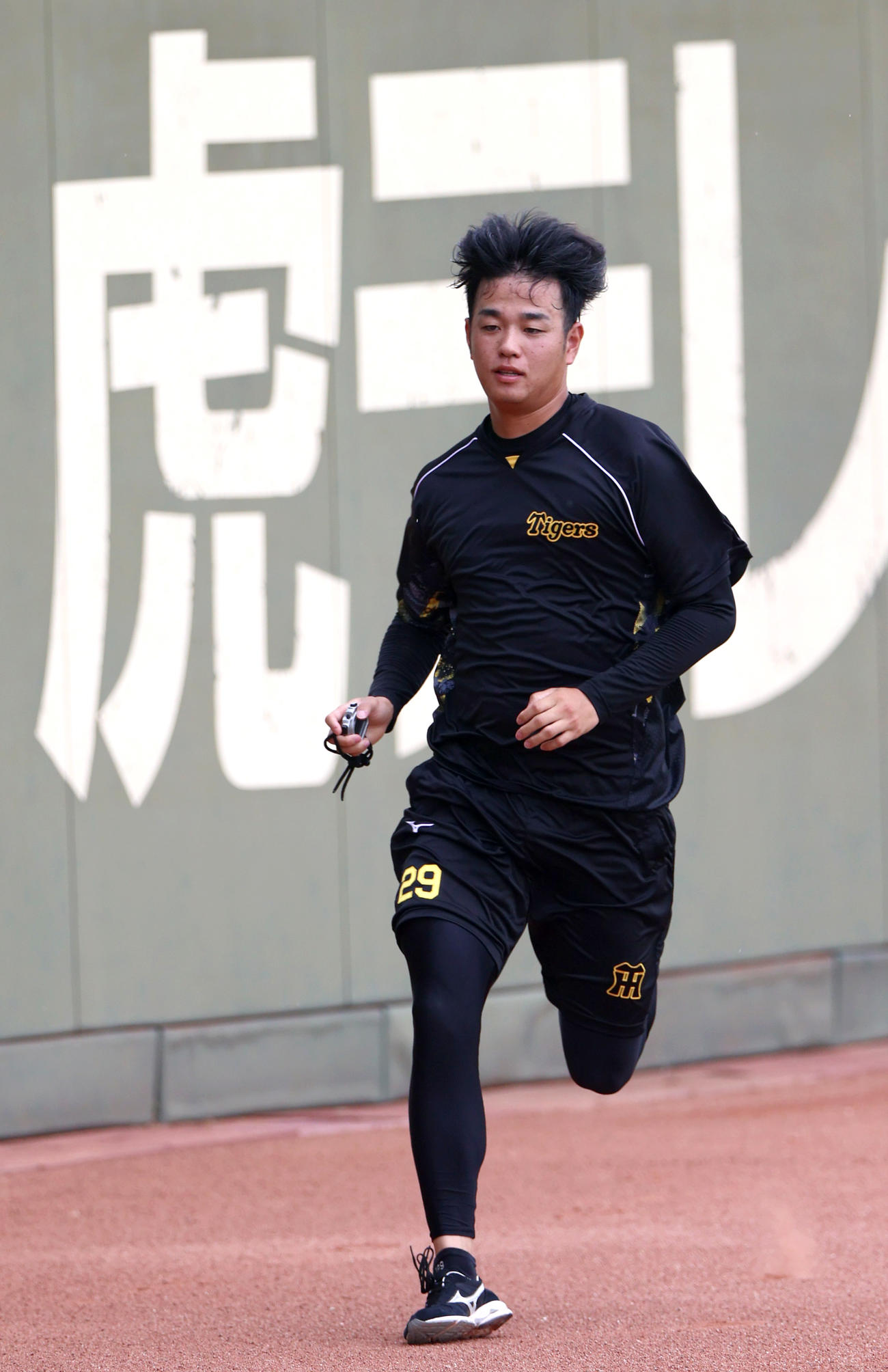 鳴尾浜球場で走り込む阪神高橋（撮影・上山淳一）
