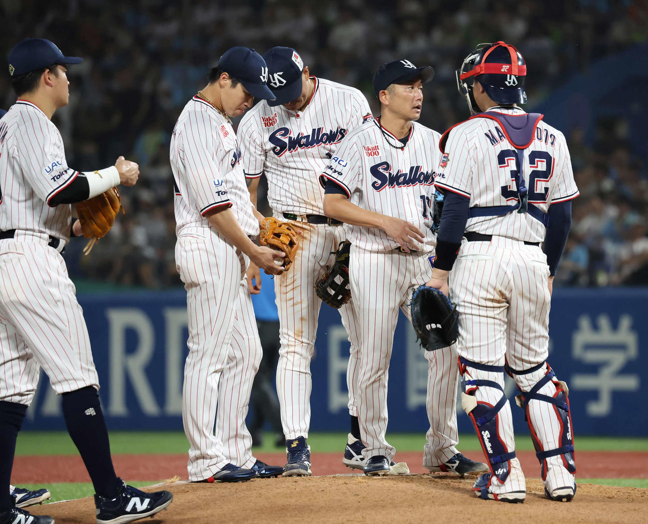 ヤクルト対広島　4回途中、5点を失って降板するヤクルト先発石川（左から4人目）（2024年8月18日撮影）