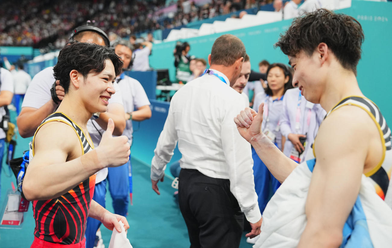 2024年8月5日、体操男子種目別決勝、金メダルを決め杉野（右）とポーズを決め合う岡（撮影・垰建太）