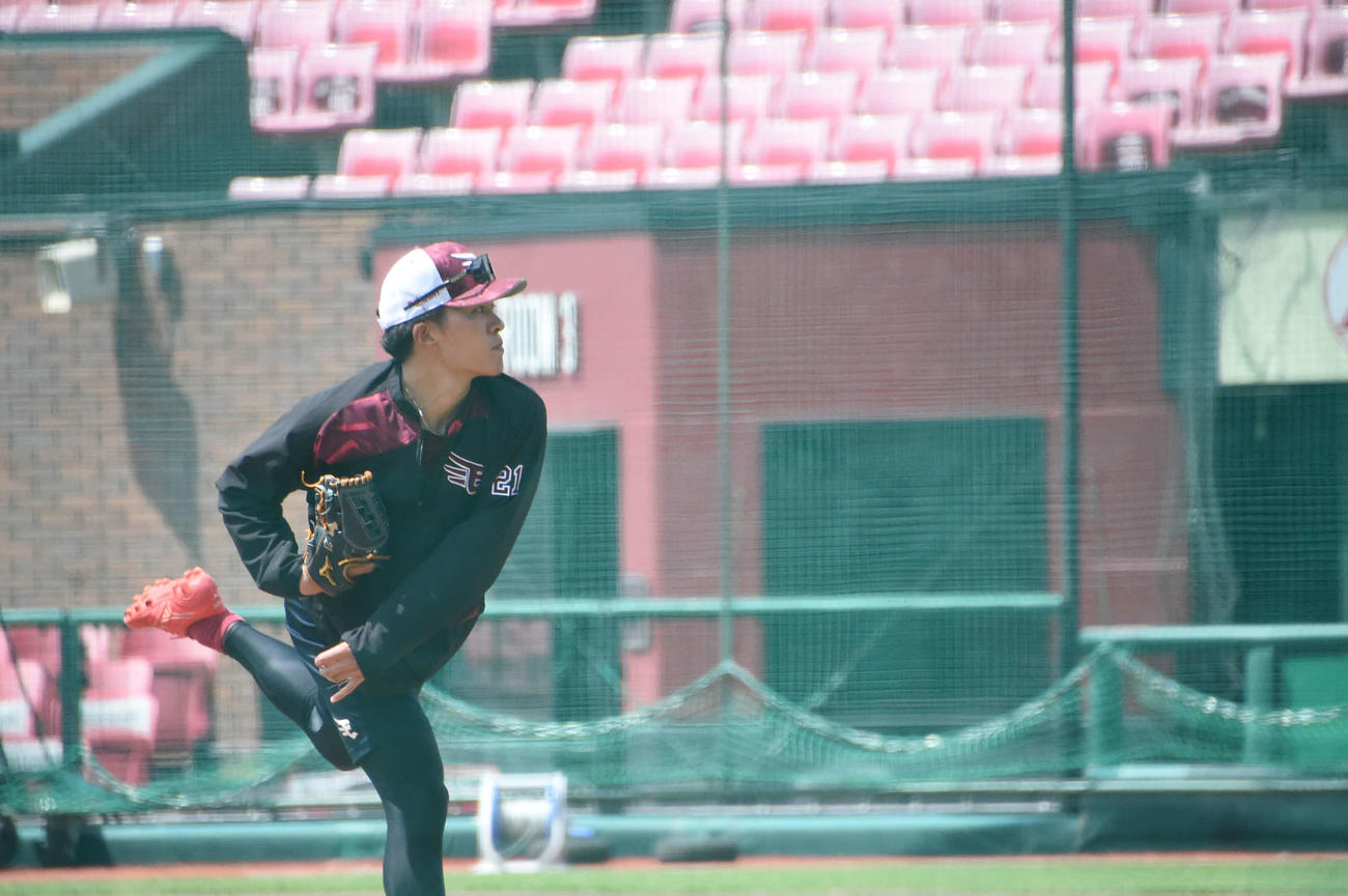 ソフトバンク戦に向けて調整する早川（撮影・平山連）