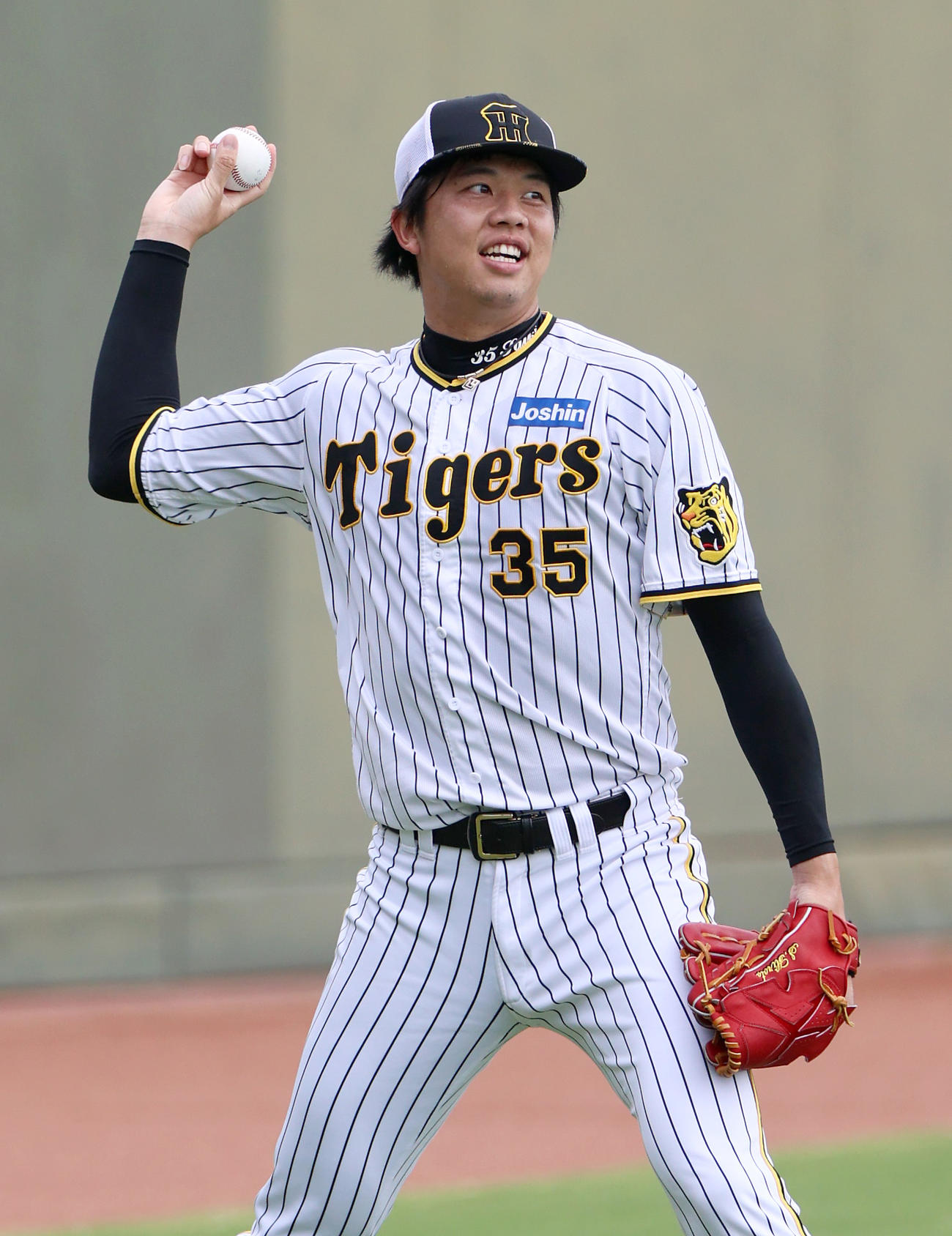 リラックスした表情を見せる阪神才木（撮影・上山淳一）