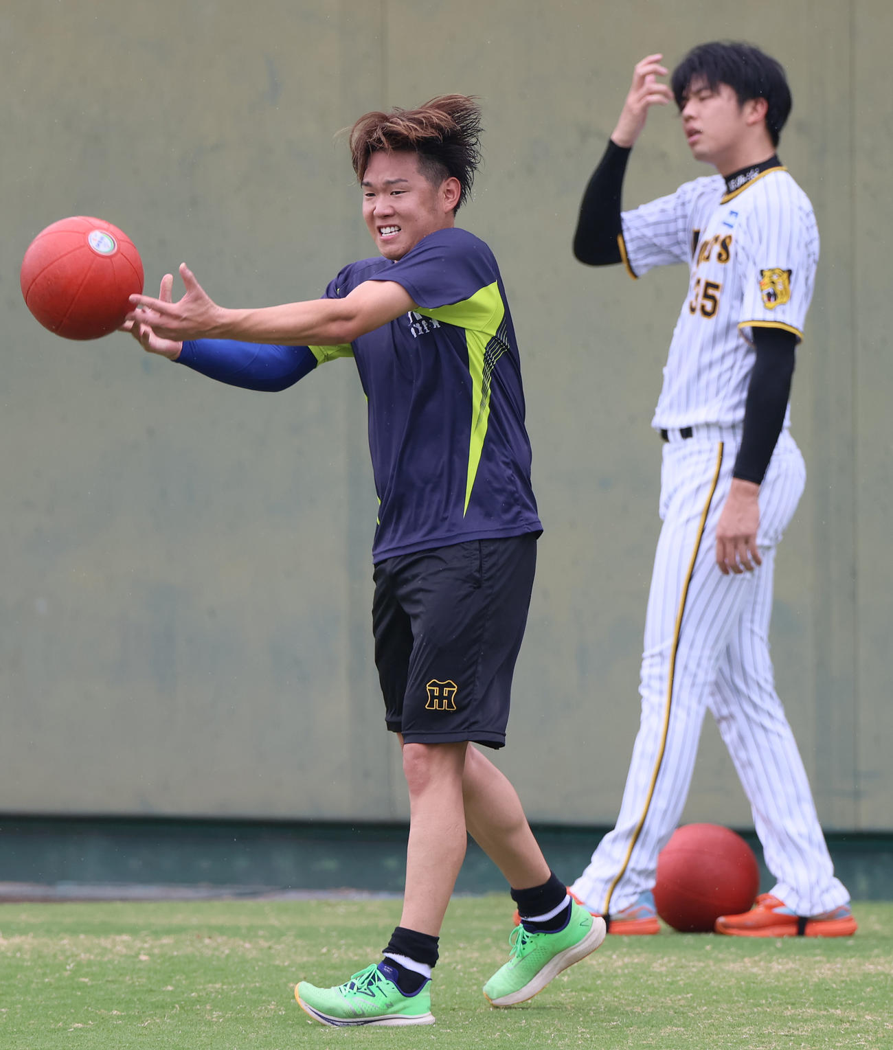 メディシンボールを使ってトレーニングする阪神西勇（手前）と才木（撮影・上山淳一）