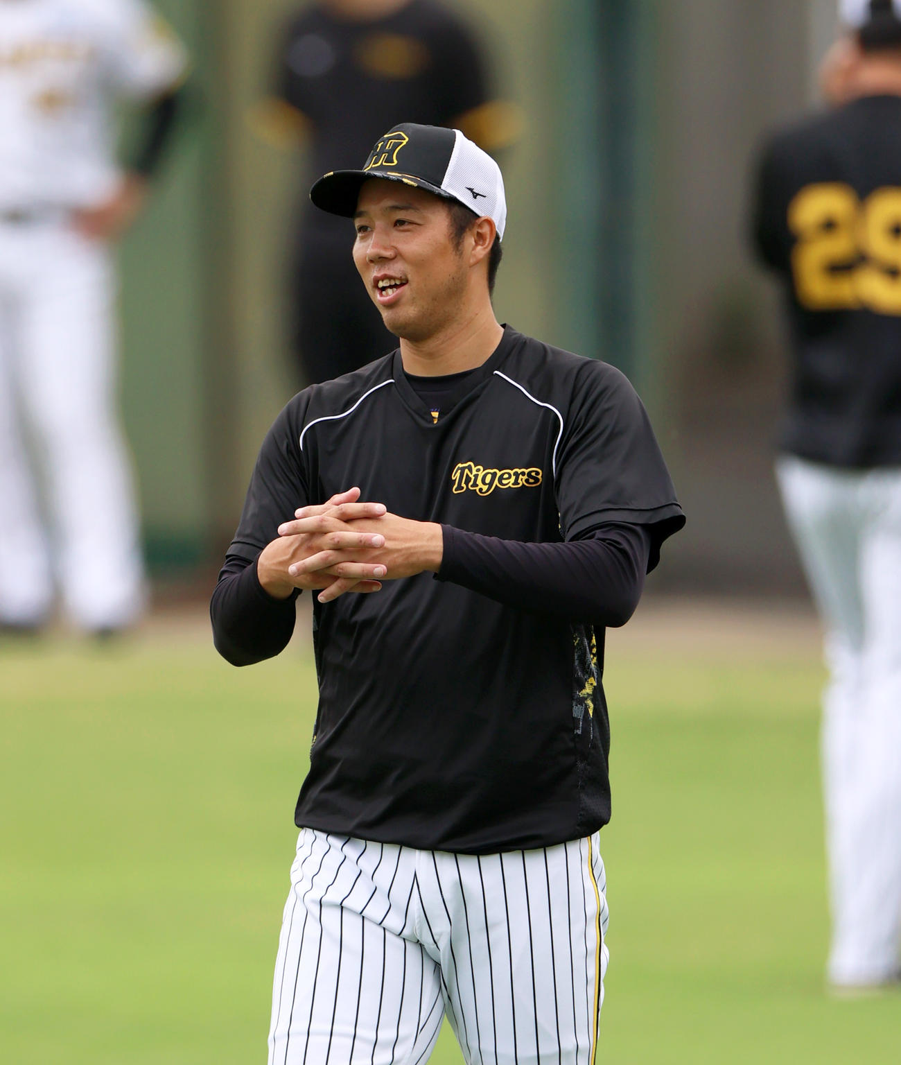 リラックスした表情を見せる阪神青柳（撮影・上山淳一）