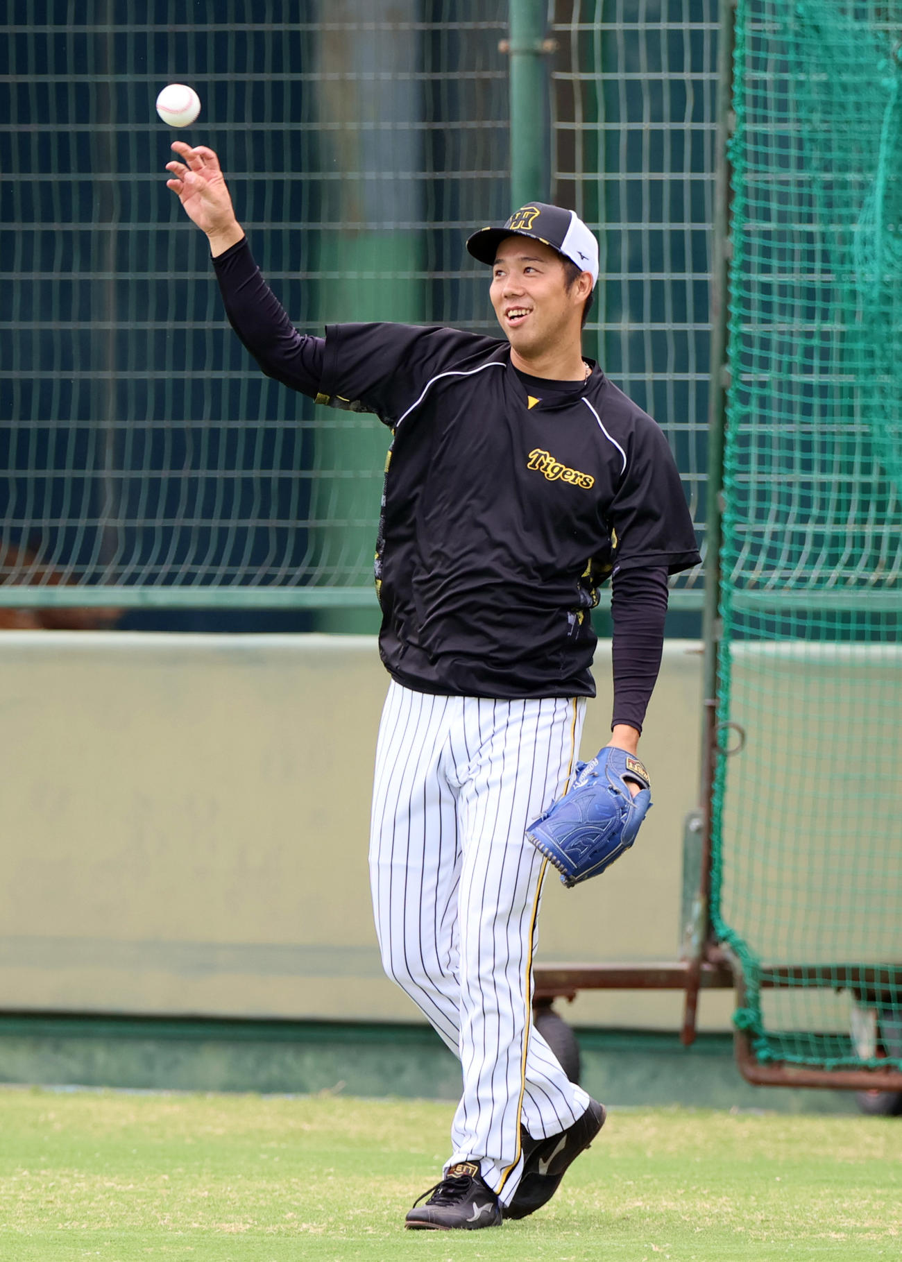 リラックスした表情でキャッチボールする阪神青柳（撮影・上山淳一）