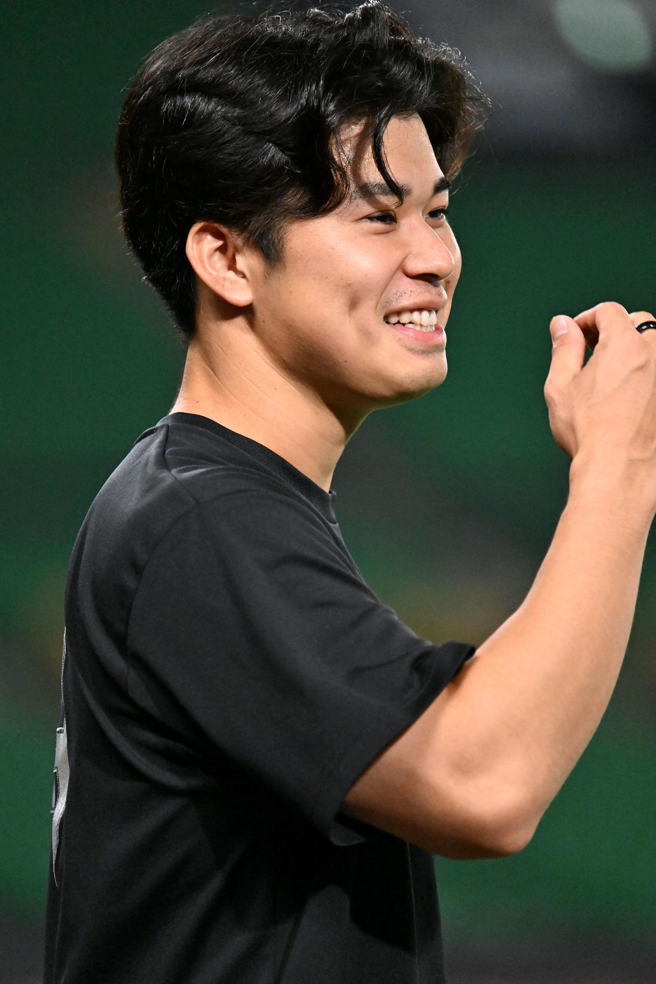 練習で笑顔を見せる松本晴（撮影・林敢治）