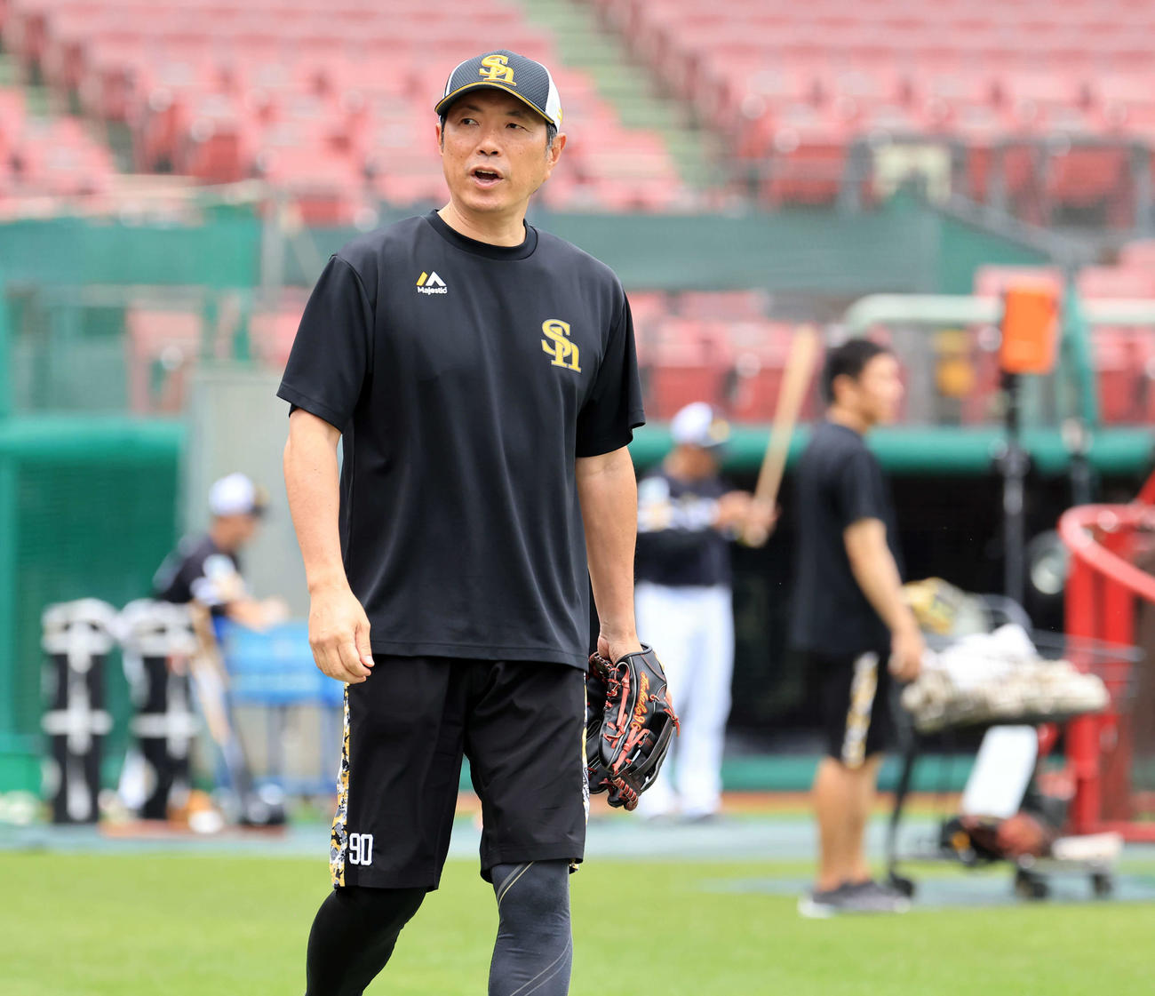 楽天対ソフトバンク　グラウンドに出るソフトバンク小久保監督（撮影・浅見桂子）