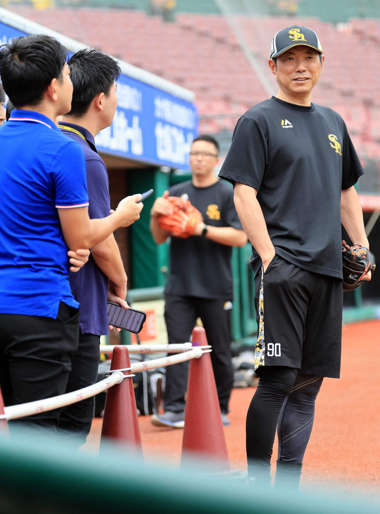 楽天対ソフトバンク　グラウンドに出て、報道陣と話すソフトバンク小久保監督（撮影・浅見桂子