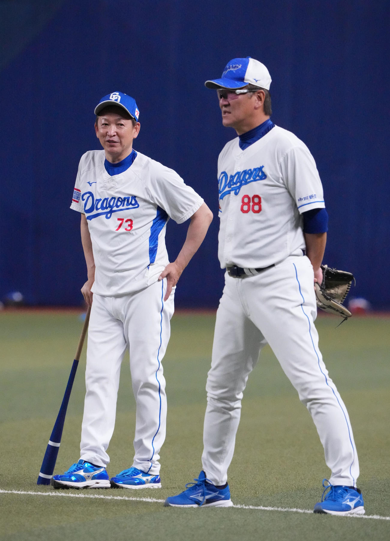 立浪監督（左）と言葉を交わす片岡ヘッド（2024年撮影）