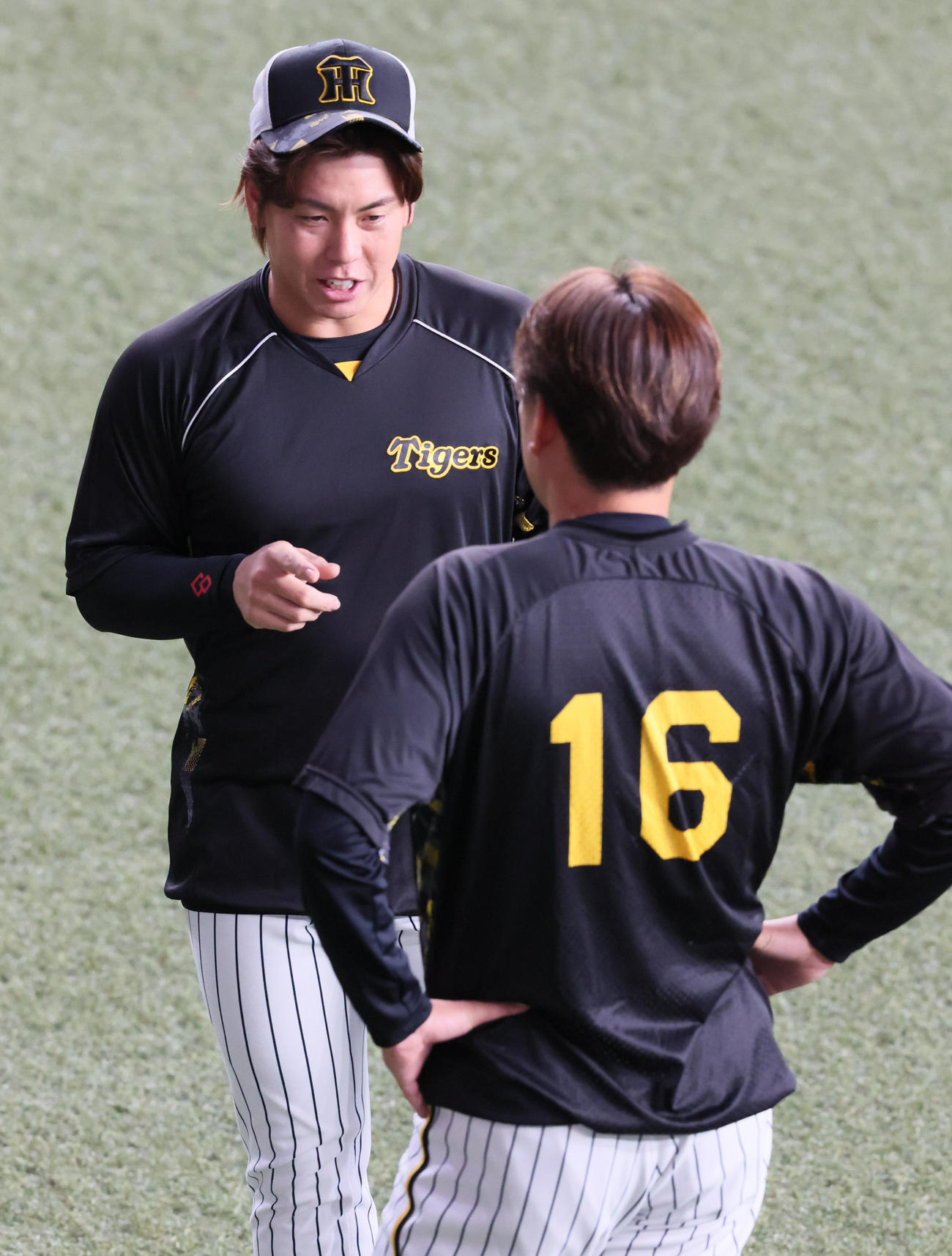 阪神対ヤクルト　西勇（左）と話す梅野（撮影・加藤哉）