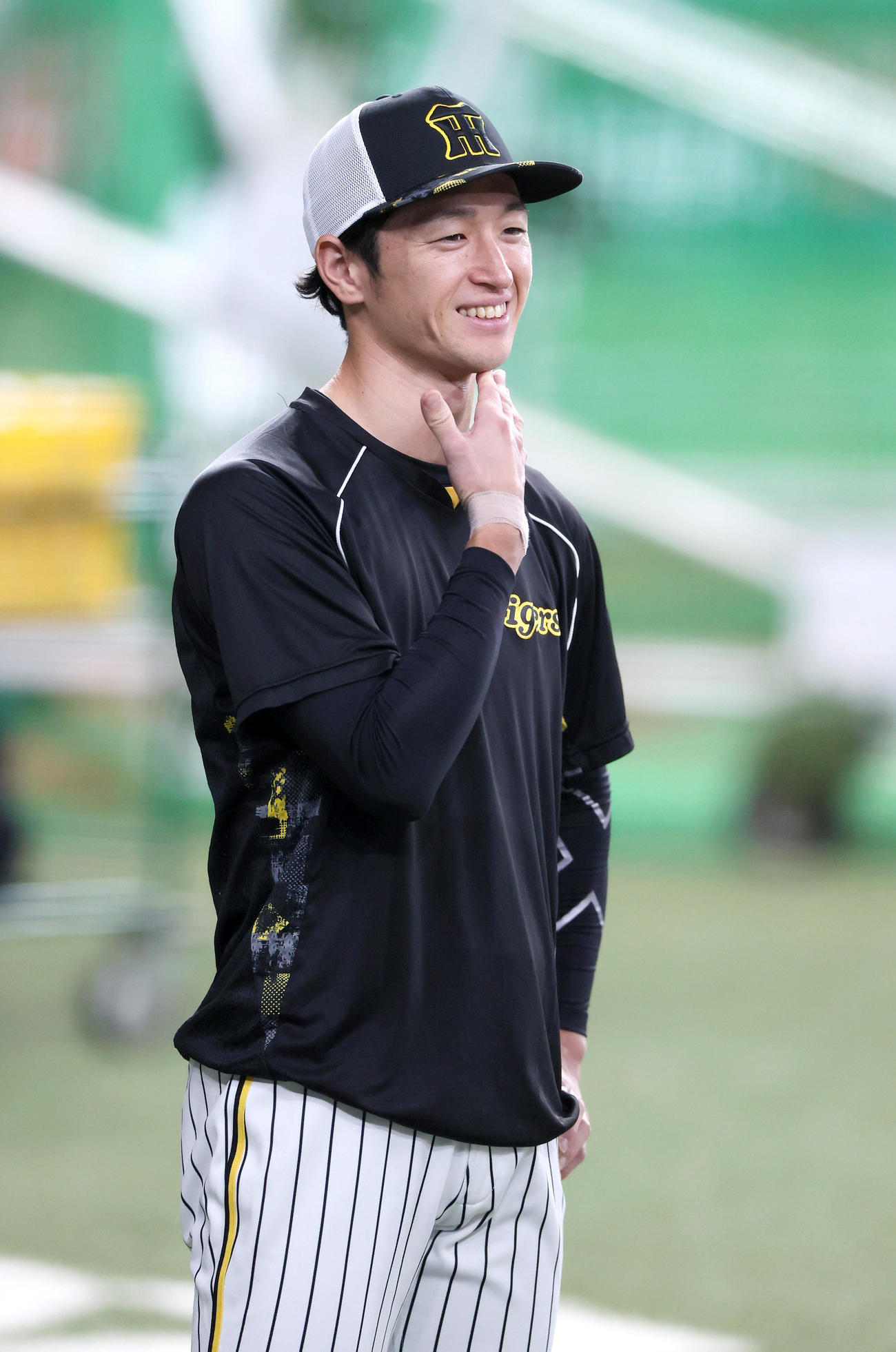 阪神対ヤクルト　試合前の練習で笑顔を見せる阪神近本（撮影・上山淳一）