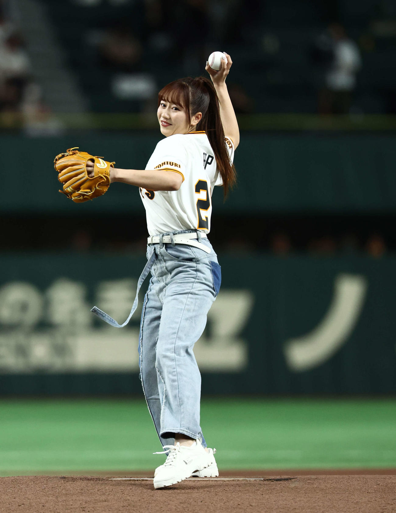 巨人対広島　開始前、セレモニアルピッチを務めるももいろクローバーZの佐々木彩夏（撮影・河田真司）
