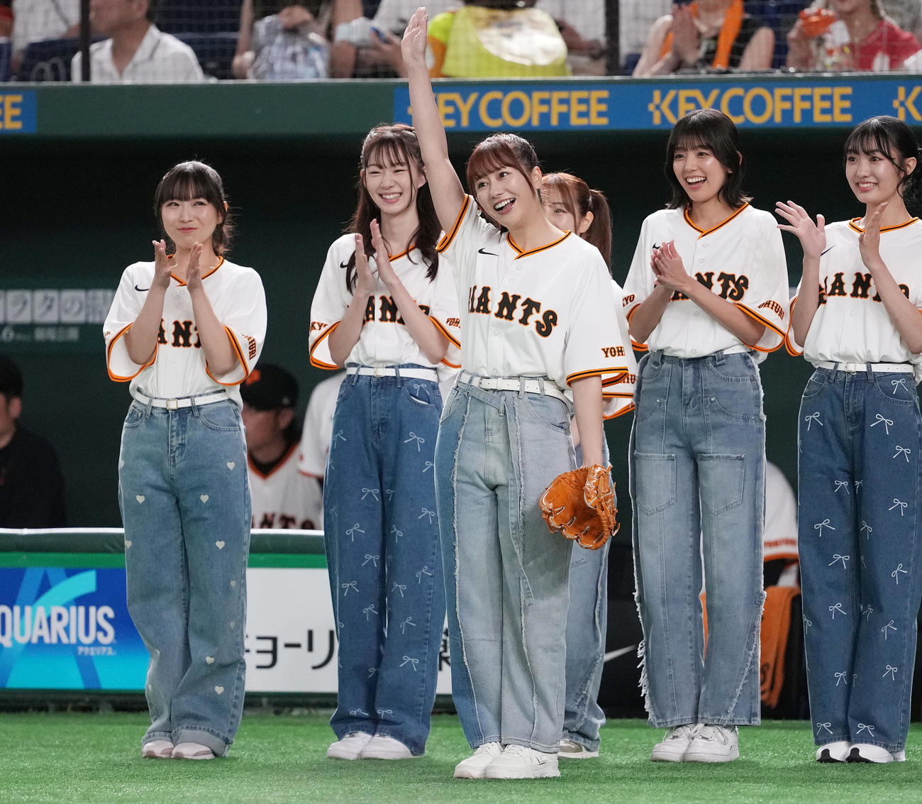 巨人対広島　セレモニアルピッチに臨む、ももいろクローバーZの佐々木彩夏（手前）（撮影・鈴木みどり）
