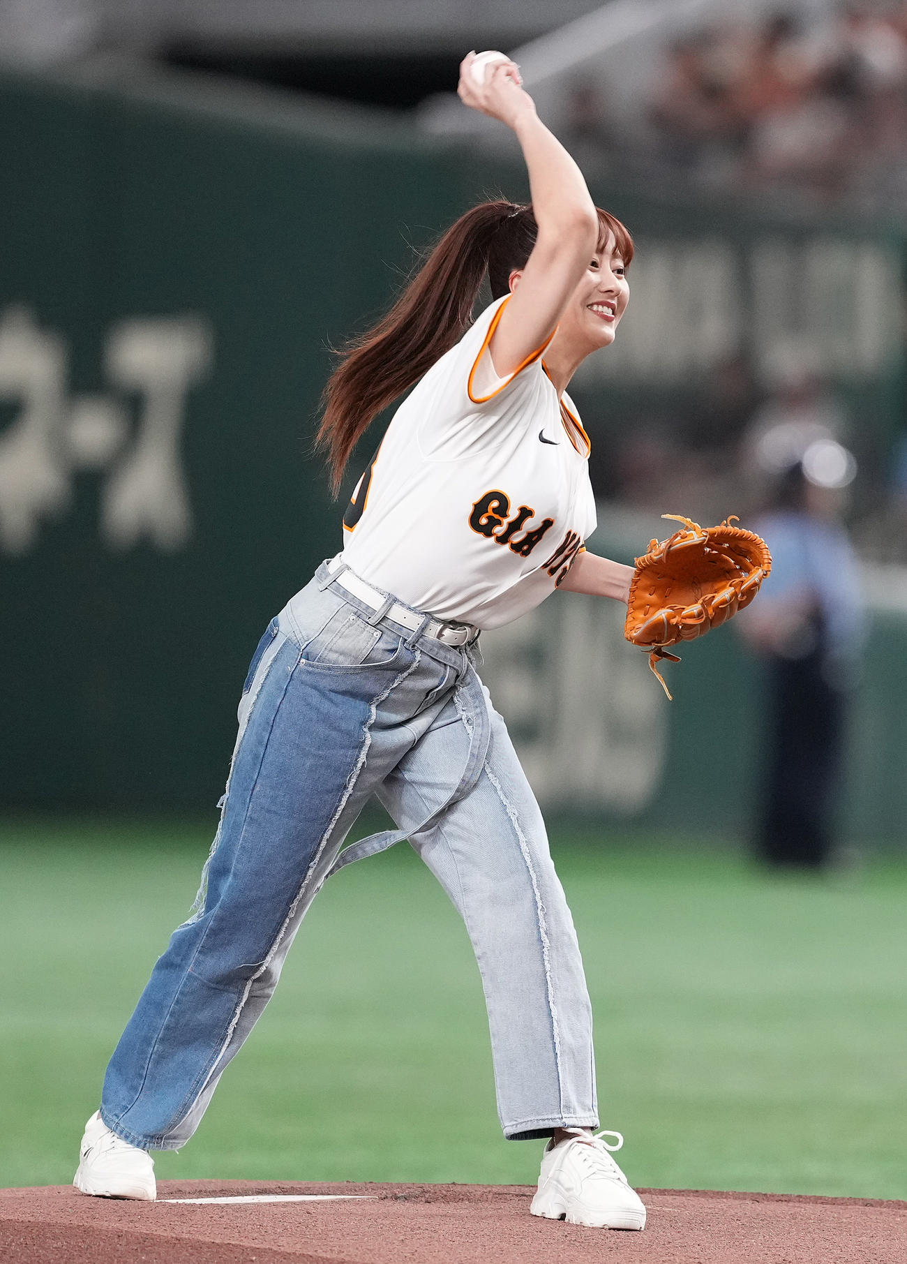 巨人対広島　セレモニアルピッチで投球するももいろクローバーZの佐々木彩夏（撮影・鈴木みどり）