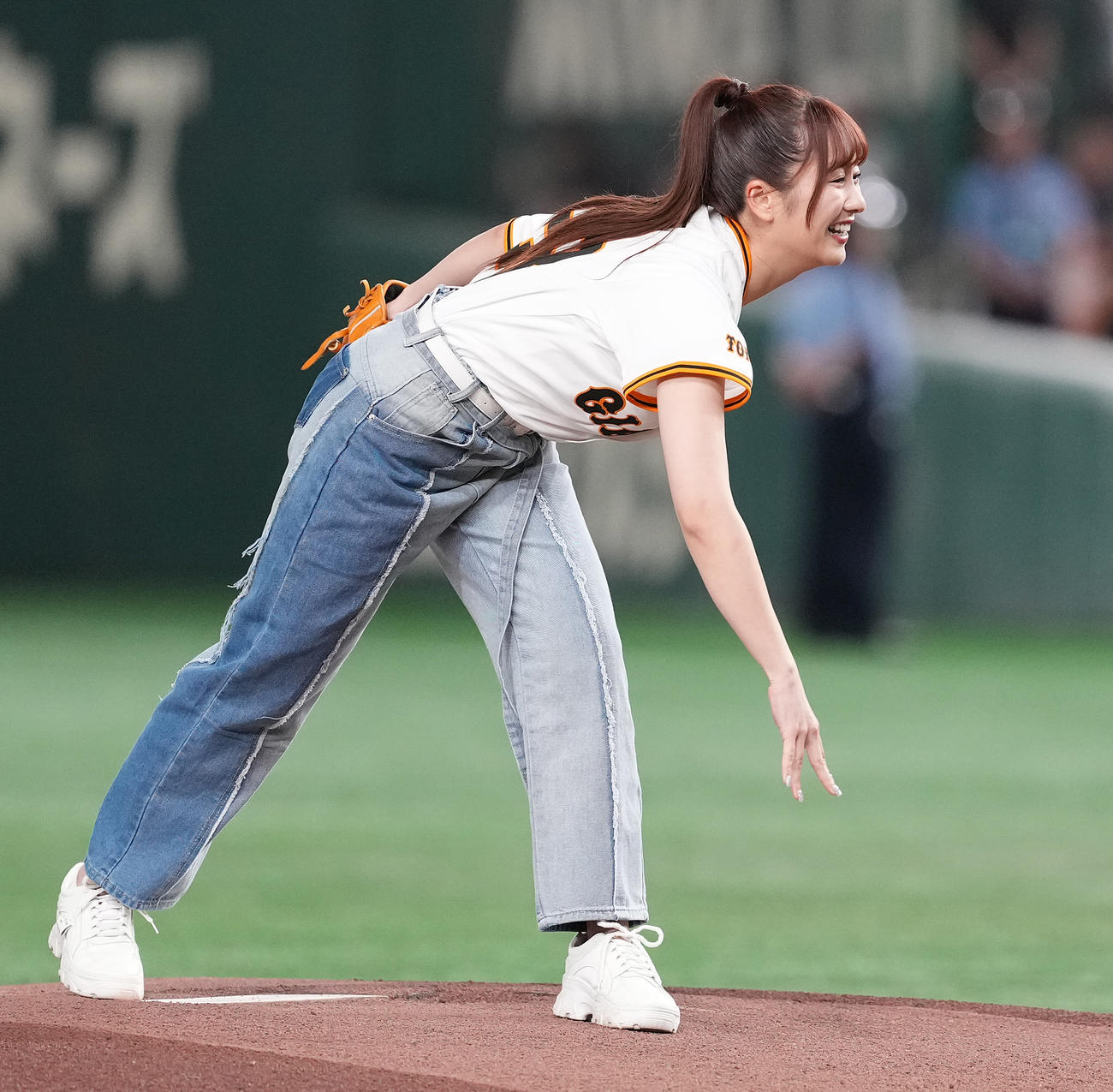 巨人対広島　セレモニアルピッチで投球するももいろクローバーZの佐々木彩夏（撮影・鈴木みどり）