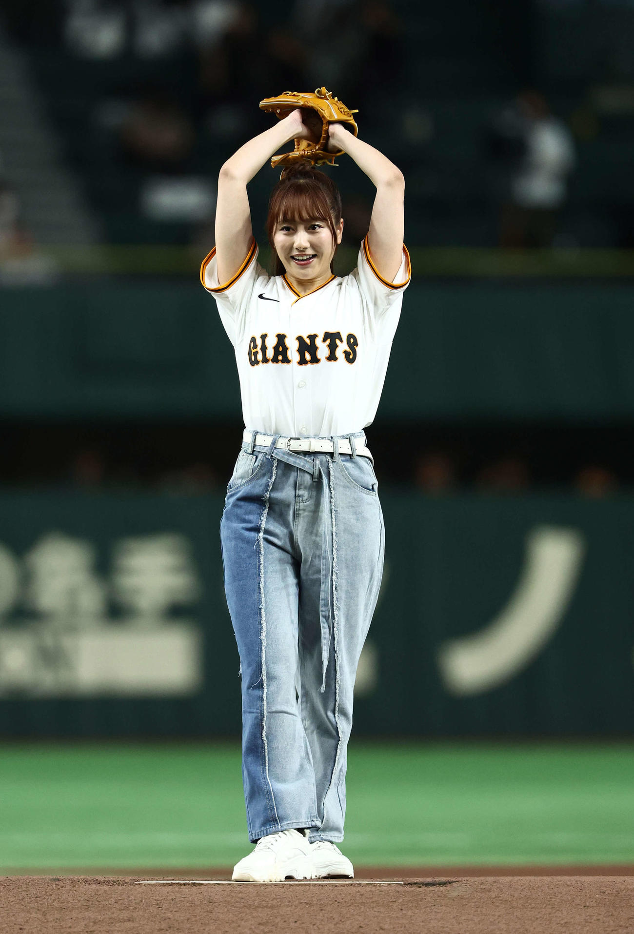 巨人対広島　開始前、セレモニアルピッチを務めるももいろクローバーZの佐々木彩夏（撮影・河田真司）