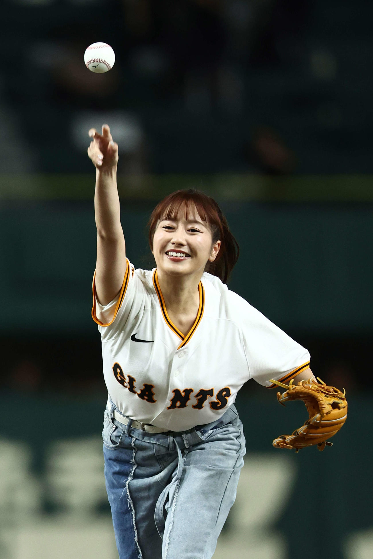巨人対広島　開始前、セレモニアルピッチを務めるももいろクローバーZの佐々木彩夏（撮影・河田真司）