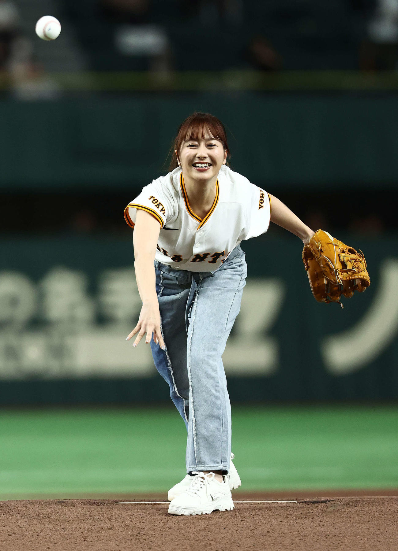 巨人対広島　開始前、セレモニアルピッチを務めるももいろクローバーZの佐々木彩夏（撮影・河田真司）