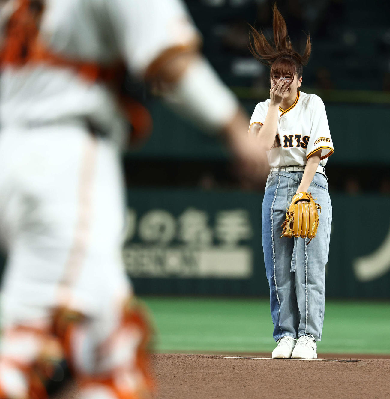 巨人対広島　開始前、セレモニアルピッチを務めるももいろクローバーZの佐々木彩夏（撮影・河田真司）