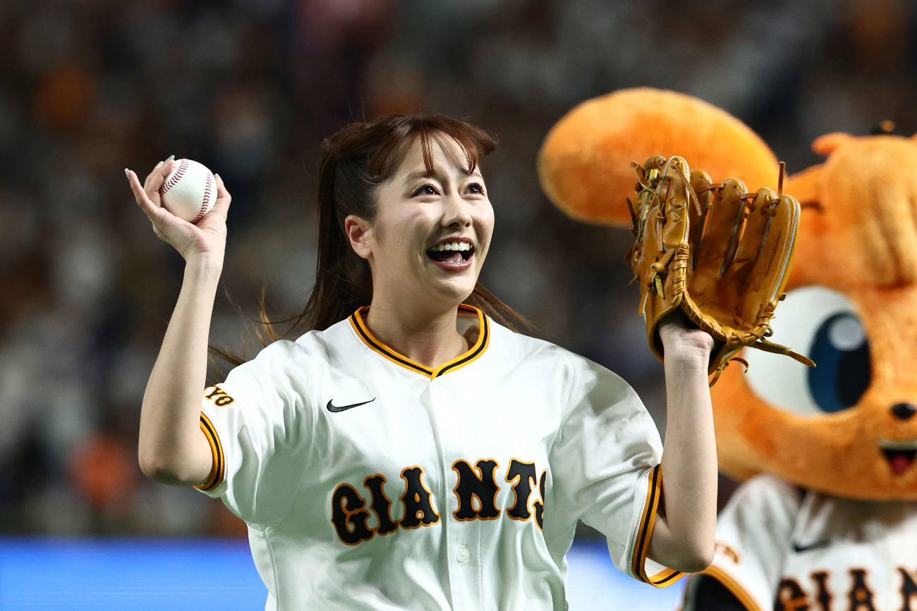巨人対広島　開始前、セレモニアルピッチを務めたももいろクローバーZの佐々木彩夏（撮影・河田真司）
