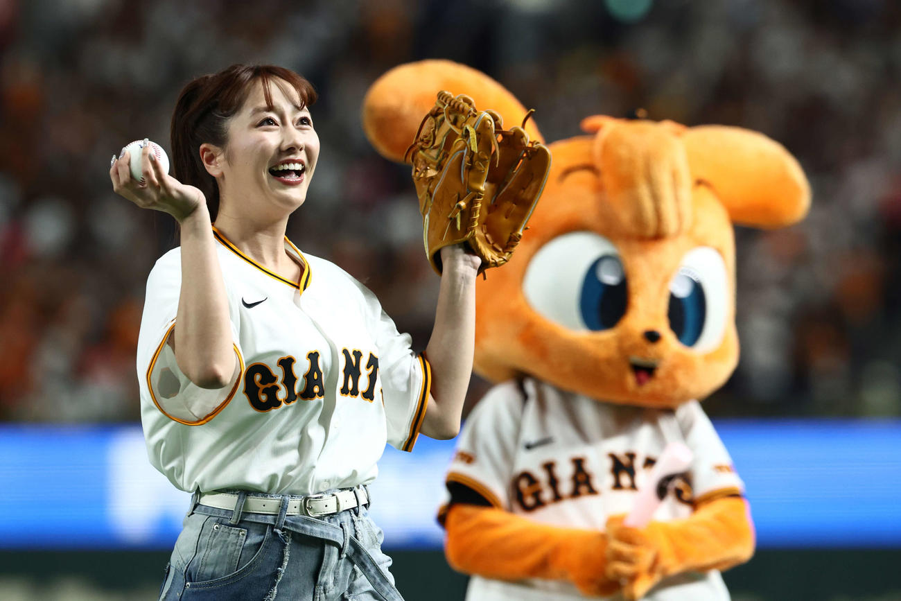 巨人対広島　開始前、セレモニアルピッチを務めたももいろクローバーZの佐々木彩夏（撮影・河田真司）