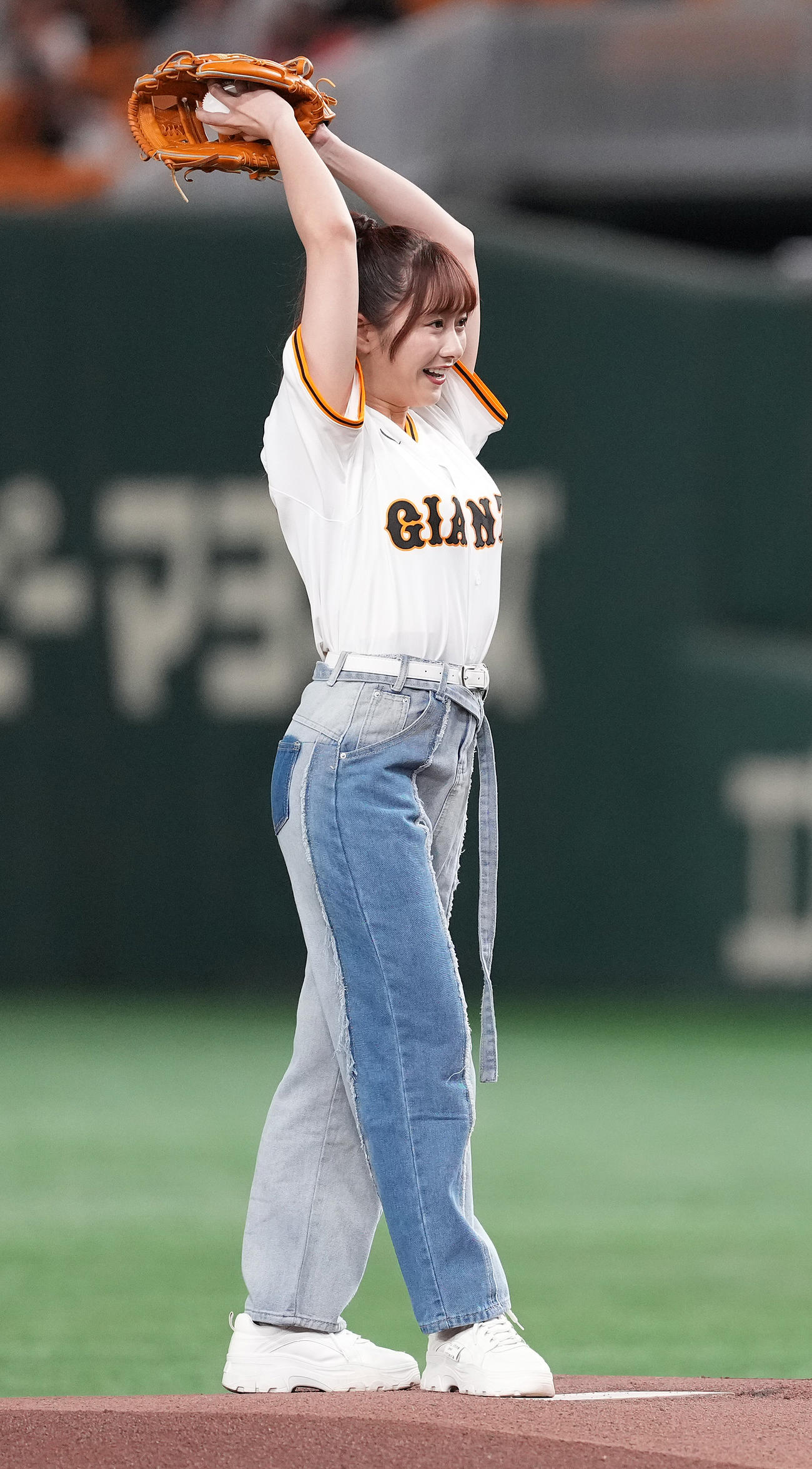 巨人対広島　セレモニアルピッチで投球するももいろクローバーZの佐々木彩夏（撮影・鈴木みどり）