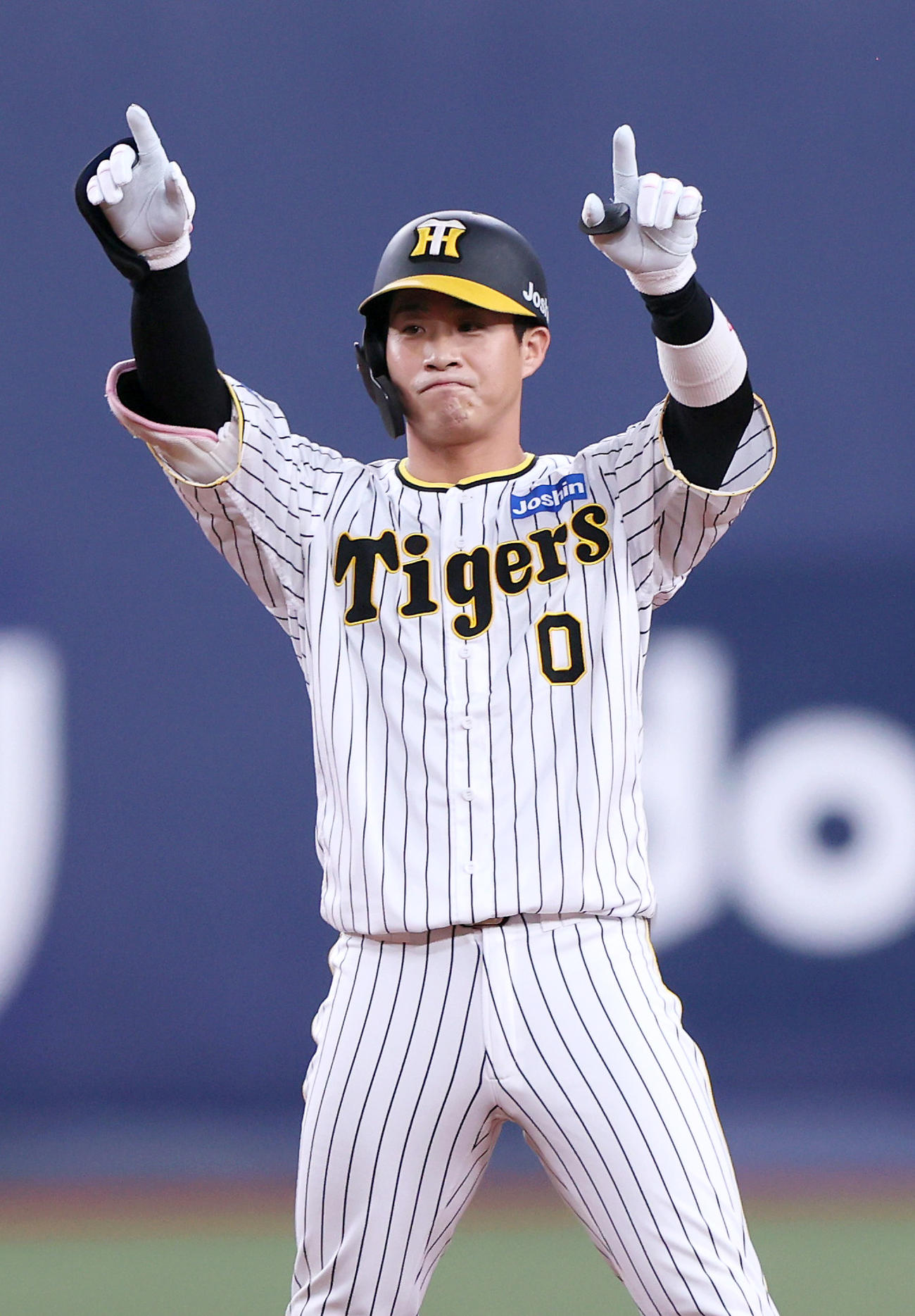 阪神対ヤクルト　1回裏阪神1死満塁、木浪は右適時2点二塁打を放ちベンチに向かってポーズを決める（撮影・上山淳一）