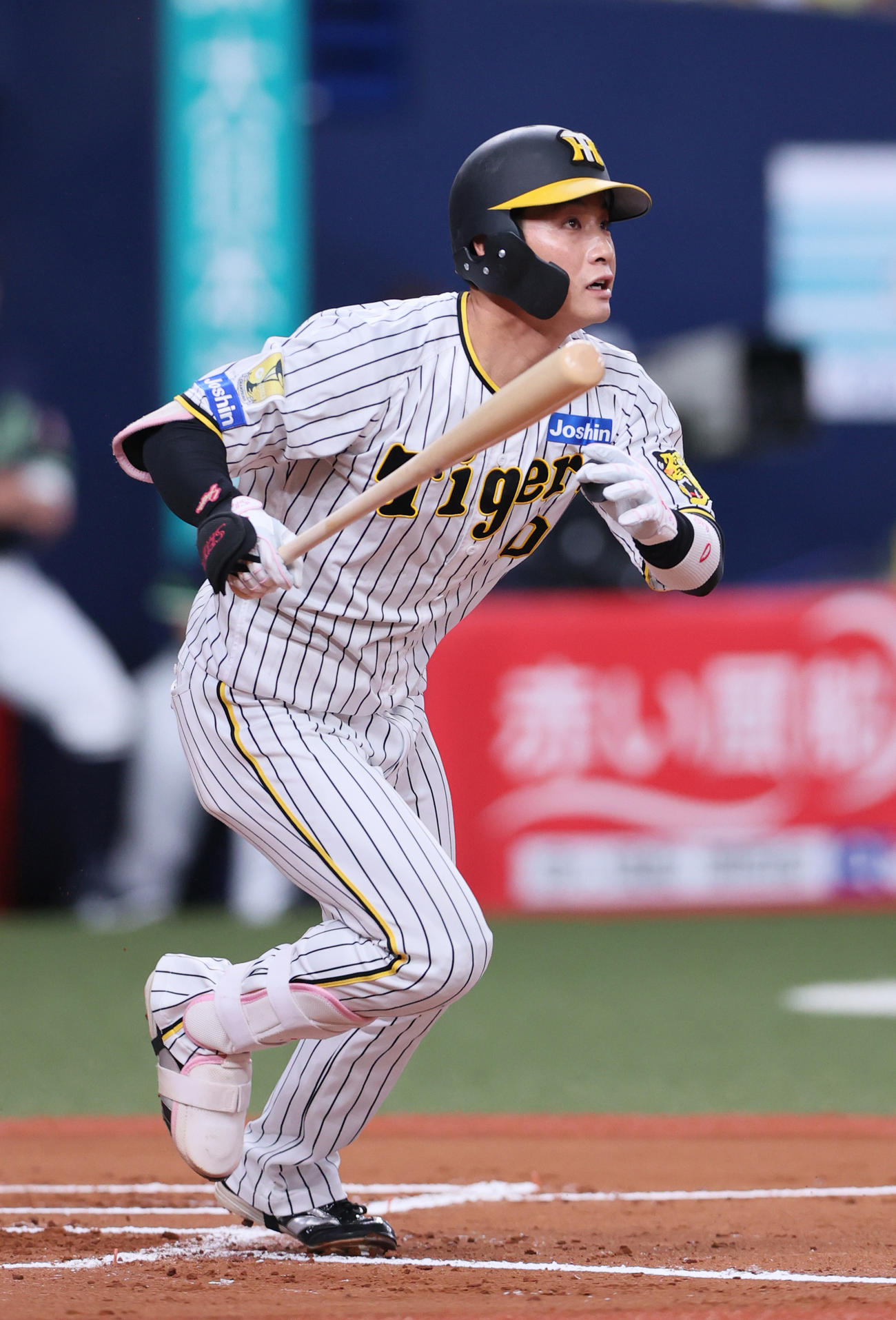 阪神対ヤクルト　1回裏阪神1死満塁、木浪は右適時2点二塁打を放つ（撮影・上山淳一）