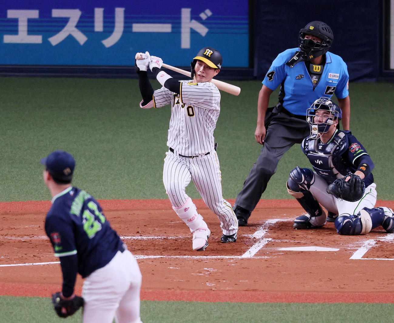 阪神対ヤクルト　1回裏阪神2死満塁、木浪は右適時2点二塁打を放つ。投手吉村（撮影・加藤哉）