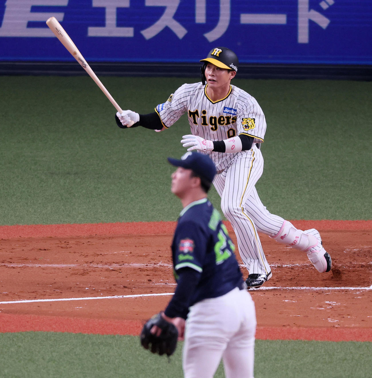 阪神対ヤクルト　1回裏阪神2死満塁、木浪は右適時2点二塁打を放つ。投手吉村（撮影・加藤哉）