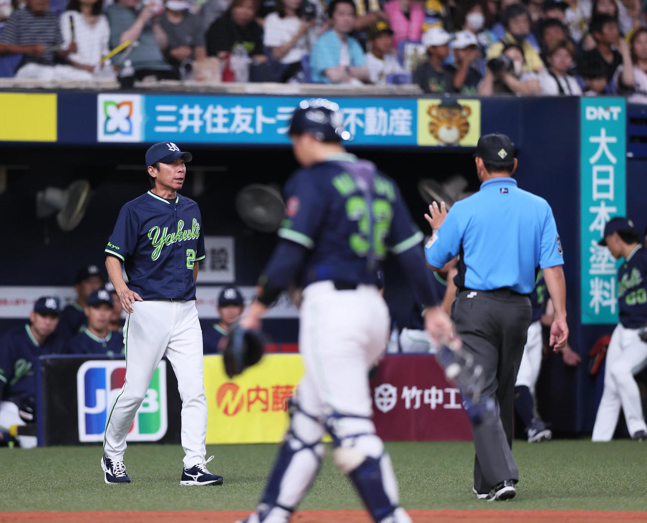 阪神対ヤクルト　1回裏阪神1死満塁、高津監督は木浪の右適時2点二塁打の打球に対し審判団に説明を求める（撮影・上山淳一）