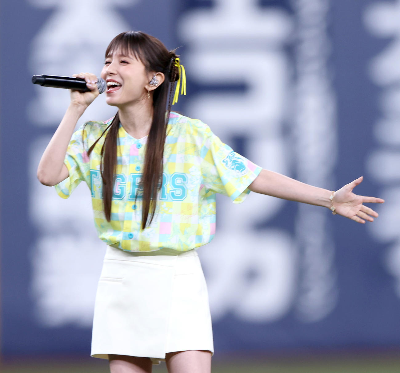 阪神対ヤクルト　「TORACO DAY」を盛り上げるMAYJ.（撮影・上山淳一）