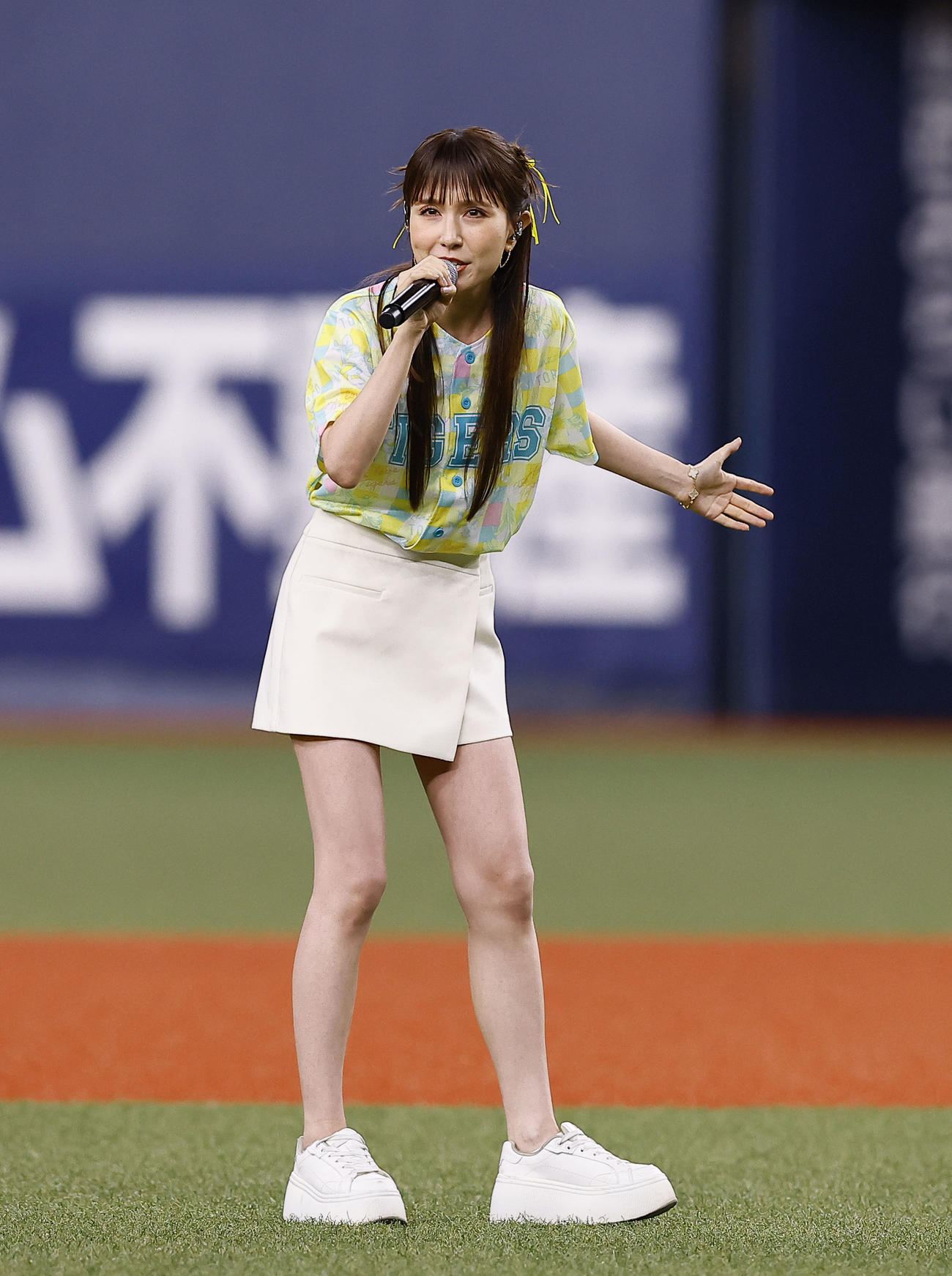 阪神対ヤクルト　スペシャルライブを行う歌手のMayJ.（撮影・藤尾明華）