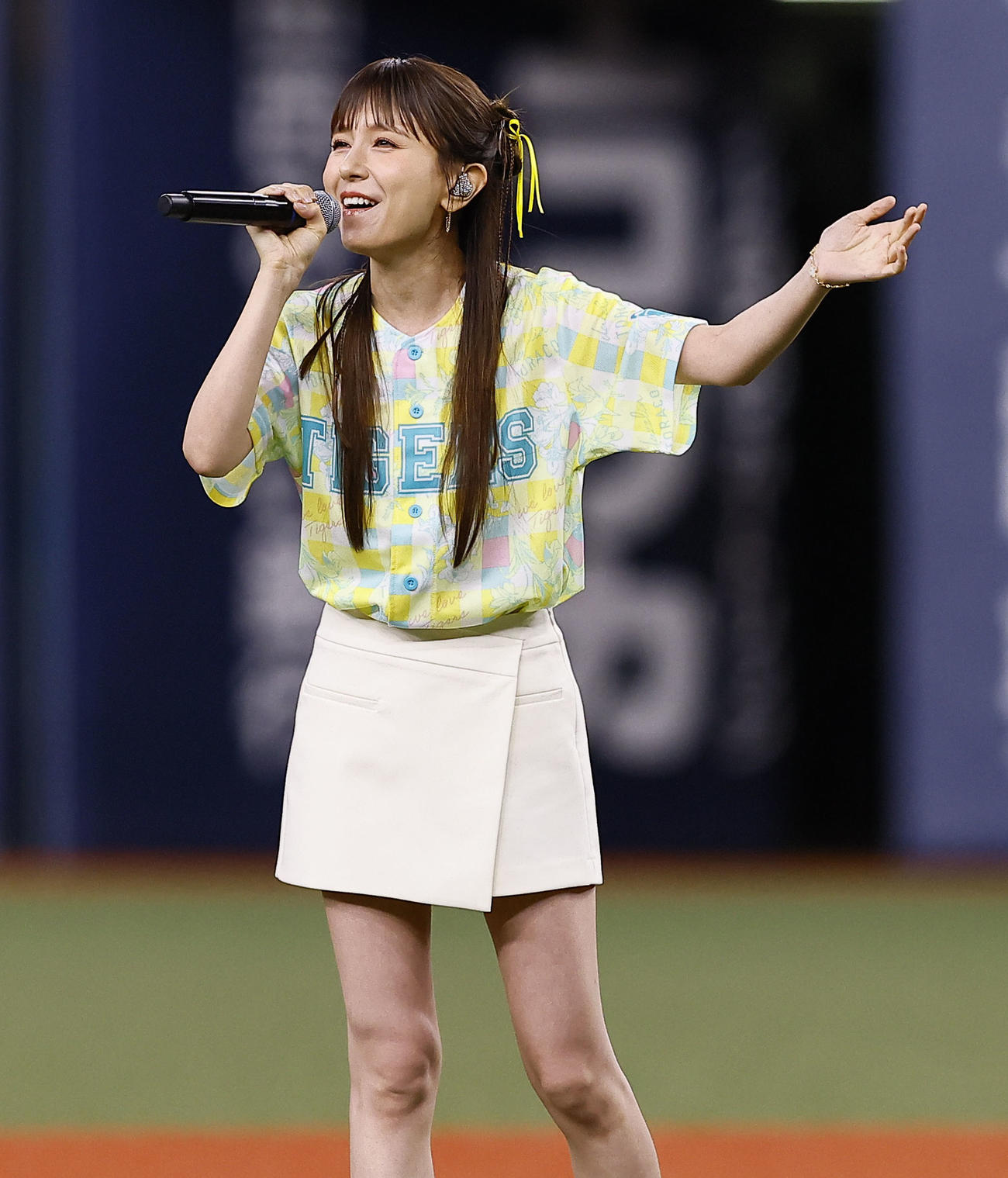 阪神対ヤクルト　スペシャルライブを行う歌手のMayJ.（撮影・藤尾明華）