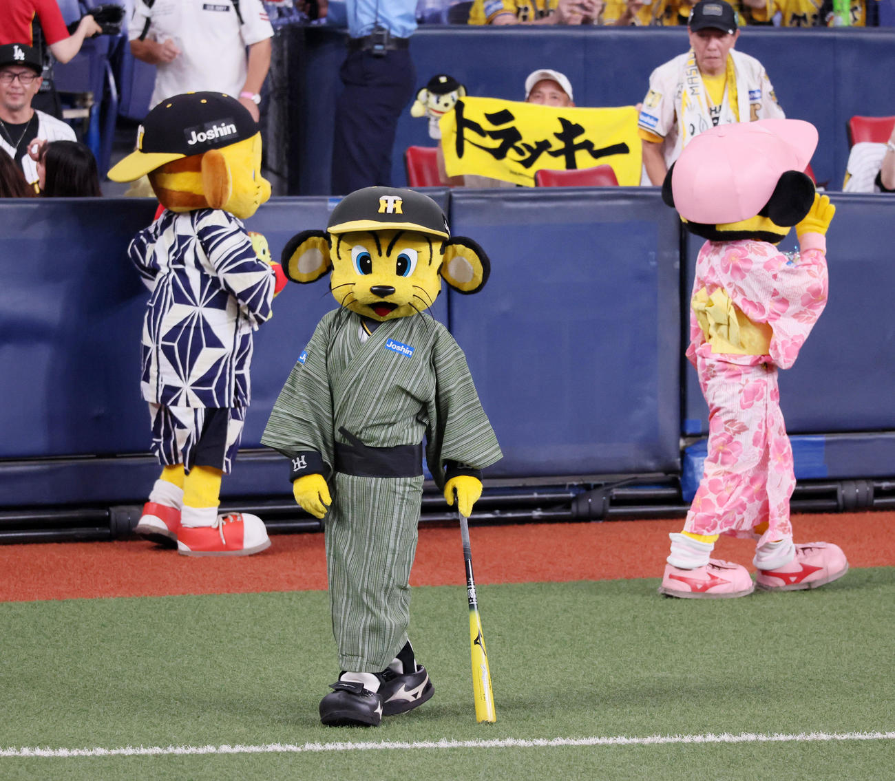 阪神対ヤクルト　浴衣姿で登場したトラッキー（撮影・加藤哉）