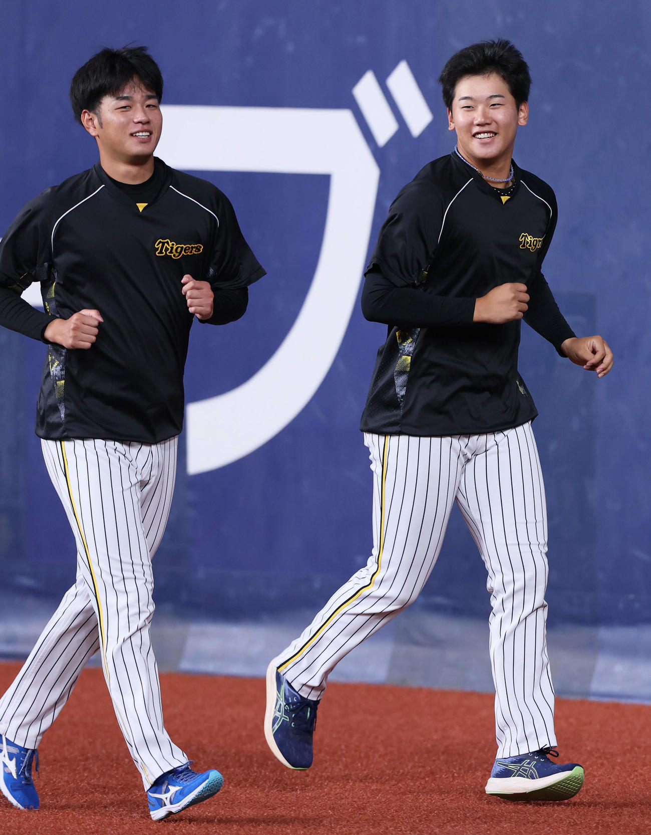 1軍に合流した門別（右）は高橋と笑顔で話す（撮影・上山淳一）