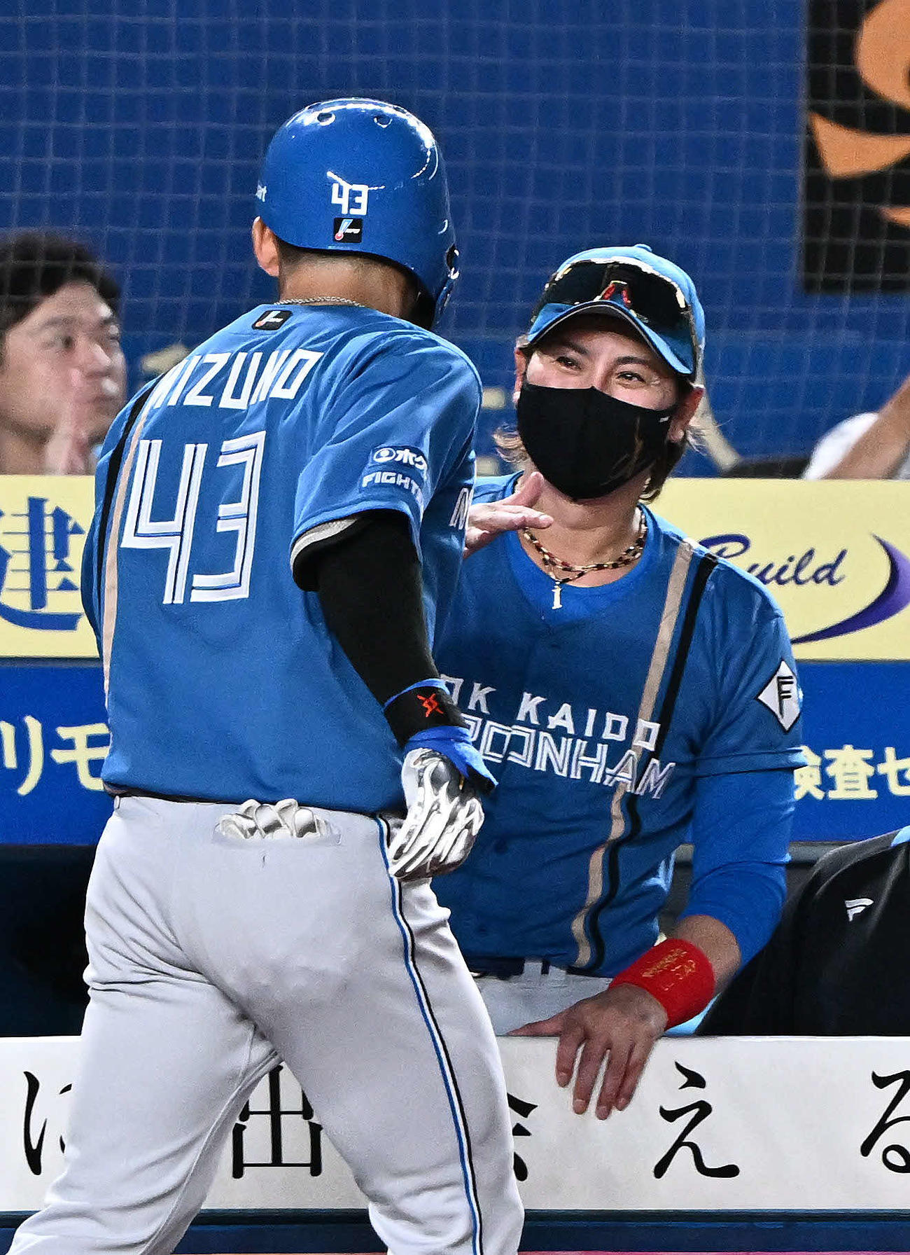 ロッテ対日本ハム　3回表日本ハム無死、ソロ本塁打を放った水野（手前）を迎える新庄監督（撮影・滝沢徹郎）