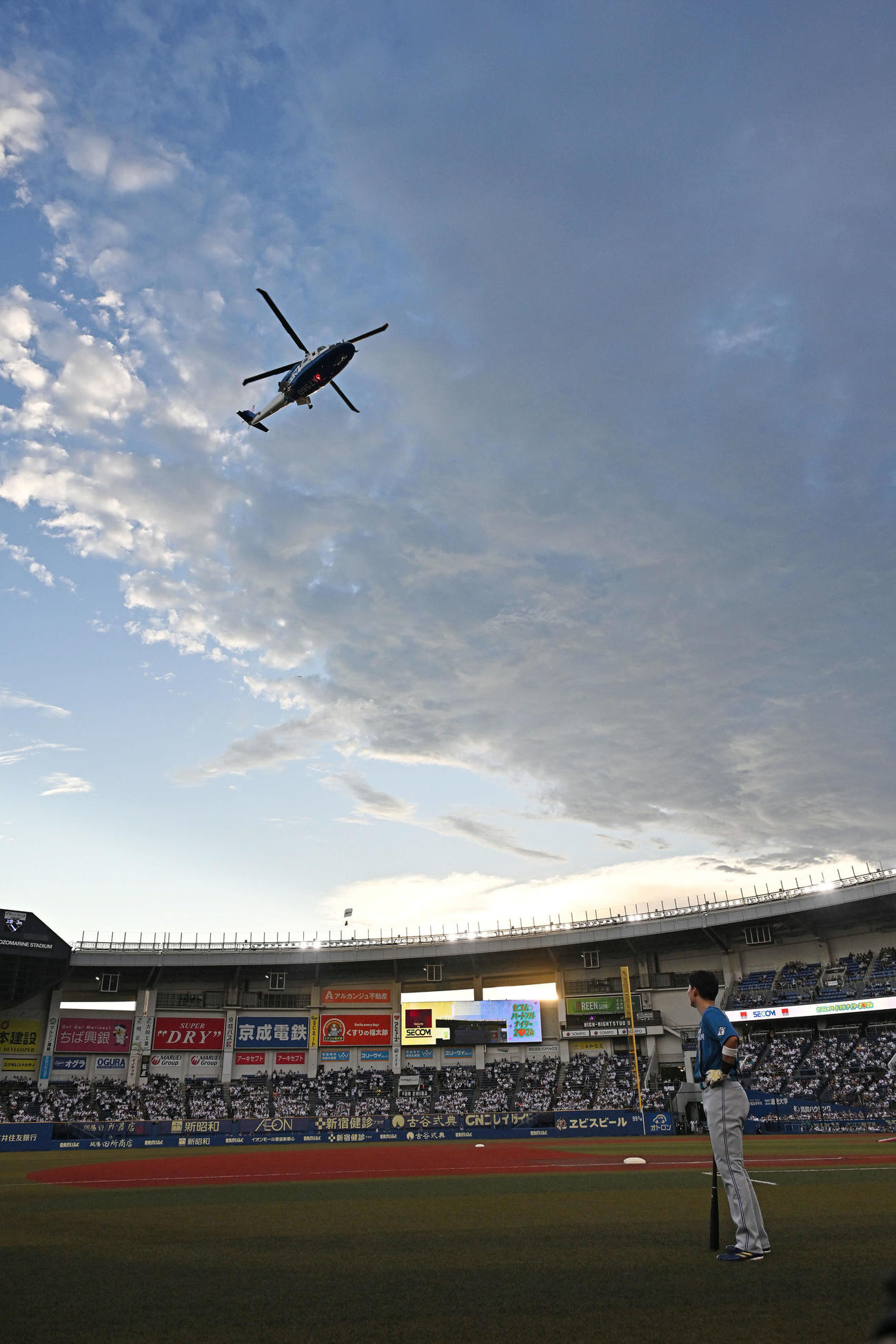 ロッテ対日本ハム　試合前にヘリコプターから落とされた始球式で使用するボールを見つめる日本ハム清宮（撮影・滝沢徹郎）