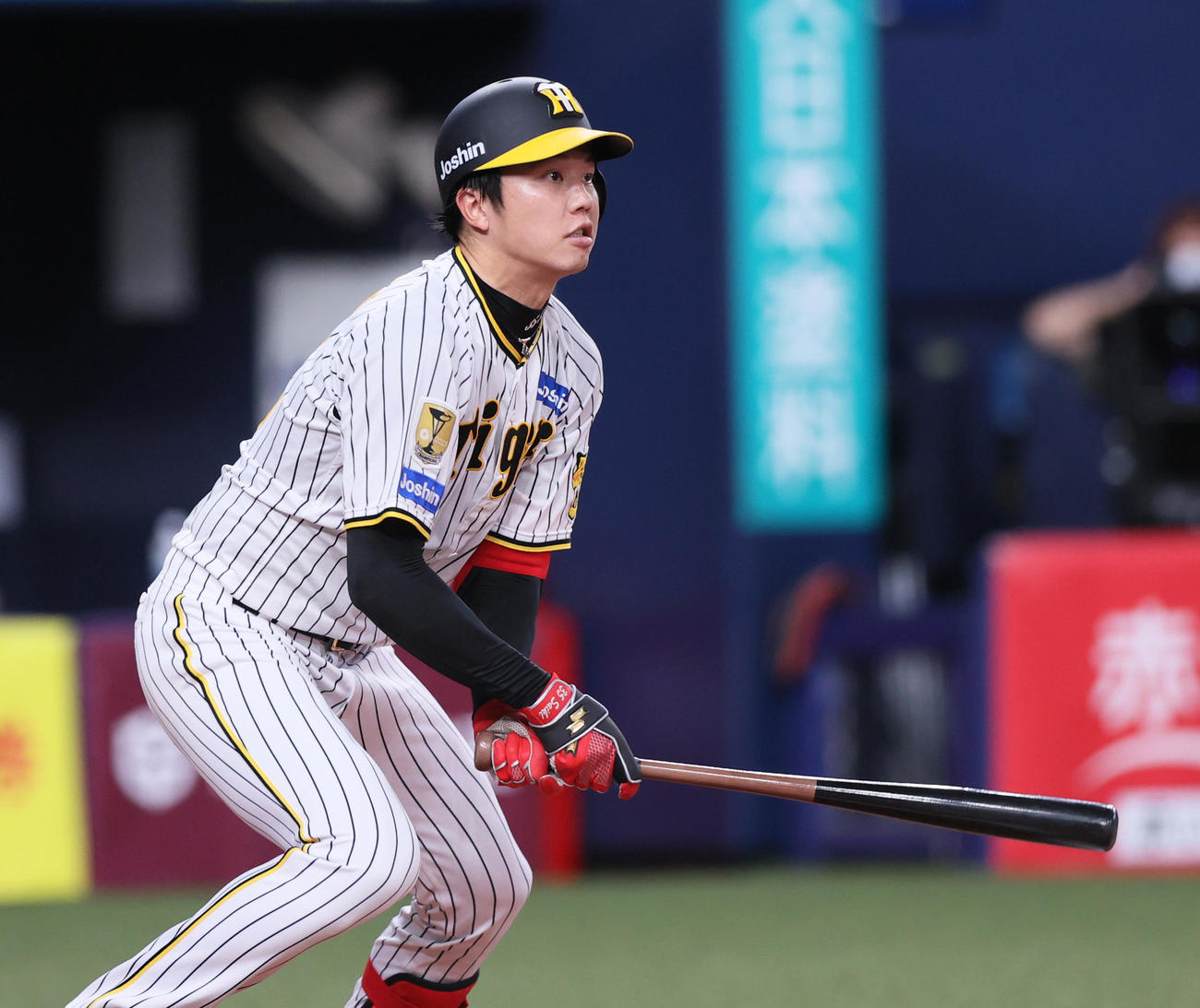 阪神対ヤクルト　4回裏阪神2死、才木は右二塁打を放つ（撮影・上山淳一）
